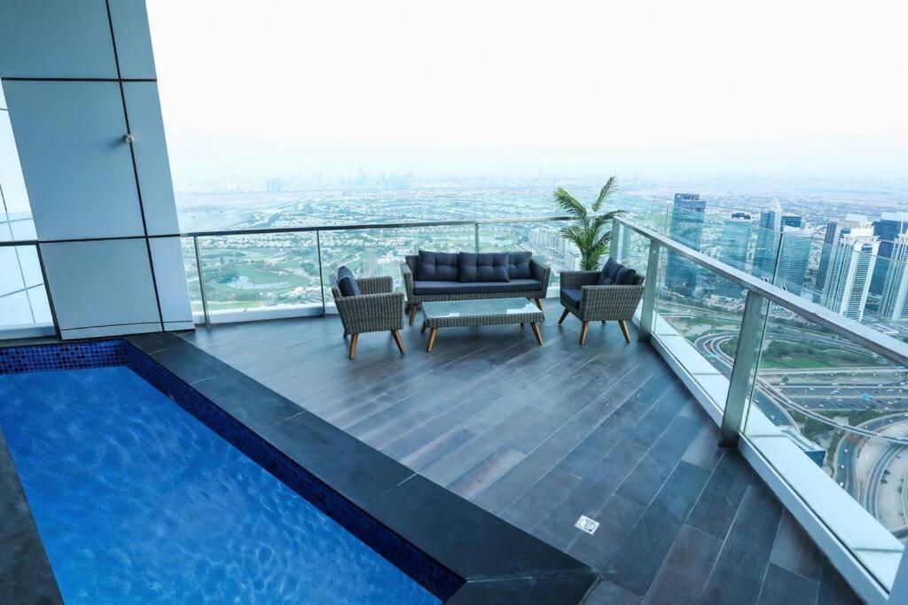 HIGHRISE APARTMENT ON THE 74TH FLOOR