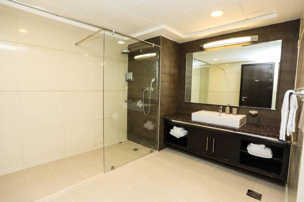 HIGHRISE APARTMENT ON THE 74TH FLOOR