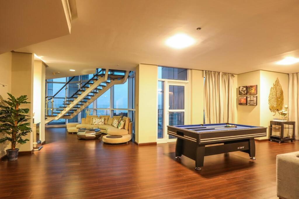 HIGHRISE APARTMENT ON THE 74TH FLOOR