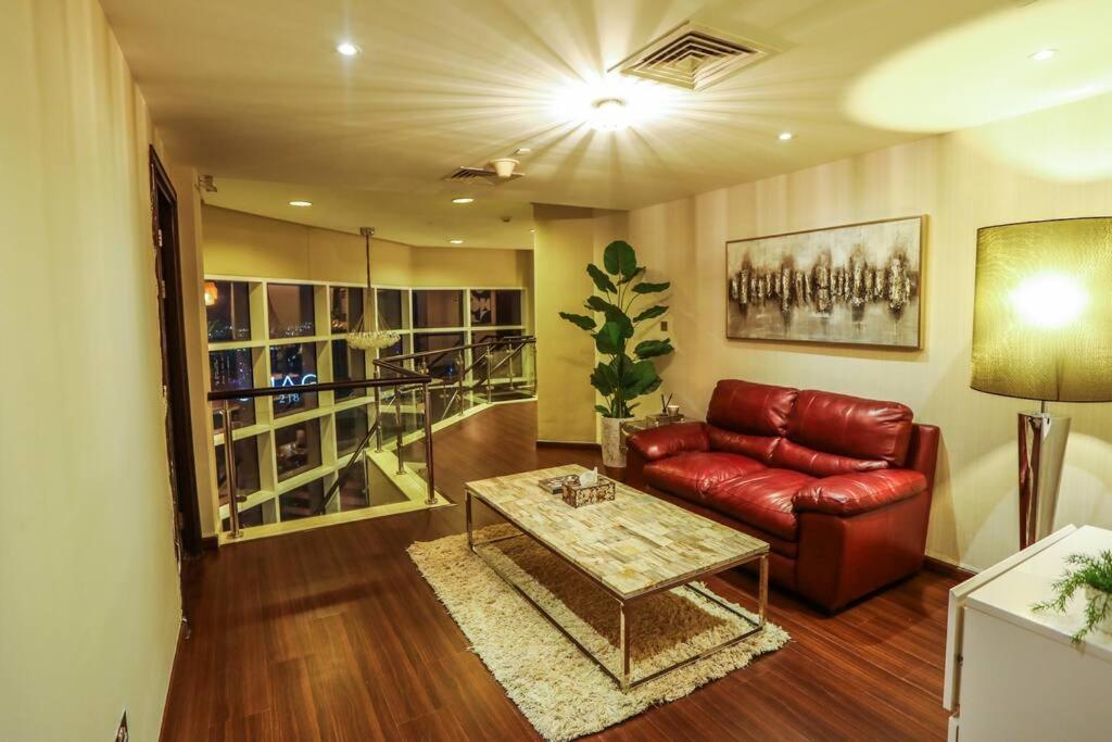 HIGHRISE APARTMENT ON THE 74TH FLOOR