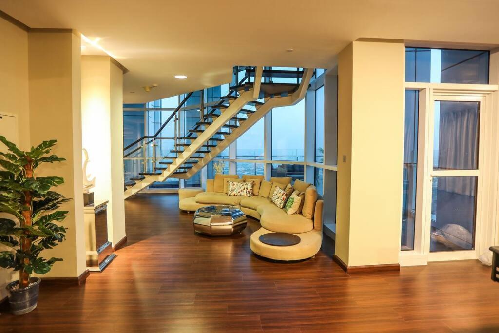 HIGHRISE APARTMENT ON THE 74TH FLOOR
