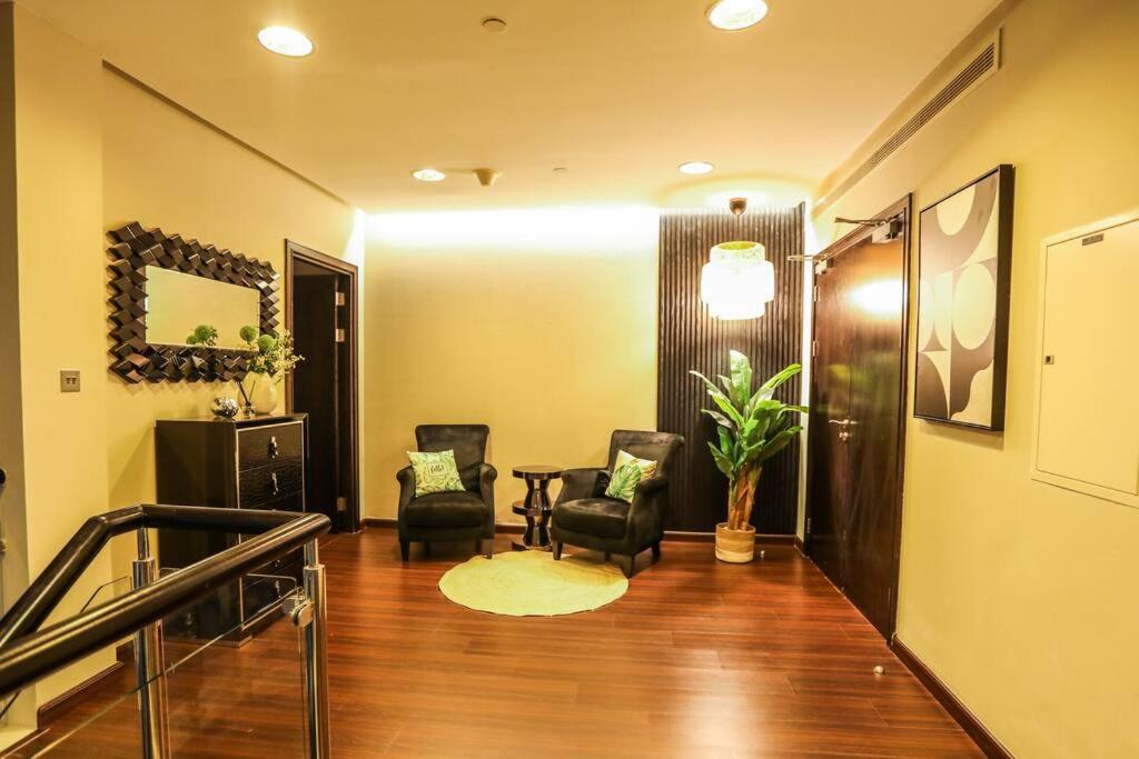 HIGHRISE APARTMENT ON THE 74TH FLOOR