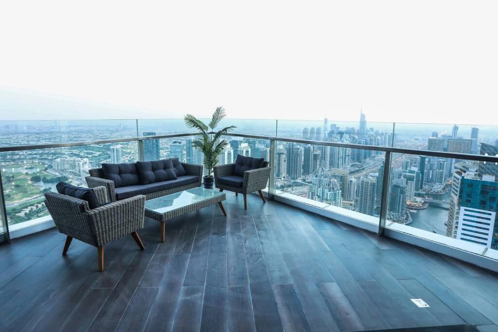 HIGHRISE APARTMENT ON THE 74TH FLOOR