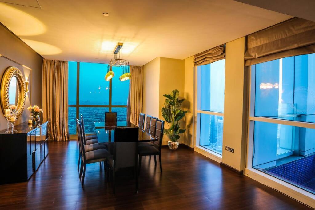 HIGHRISE APARTMENT ON THE 74TH FLOOR