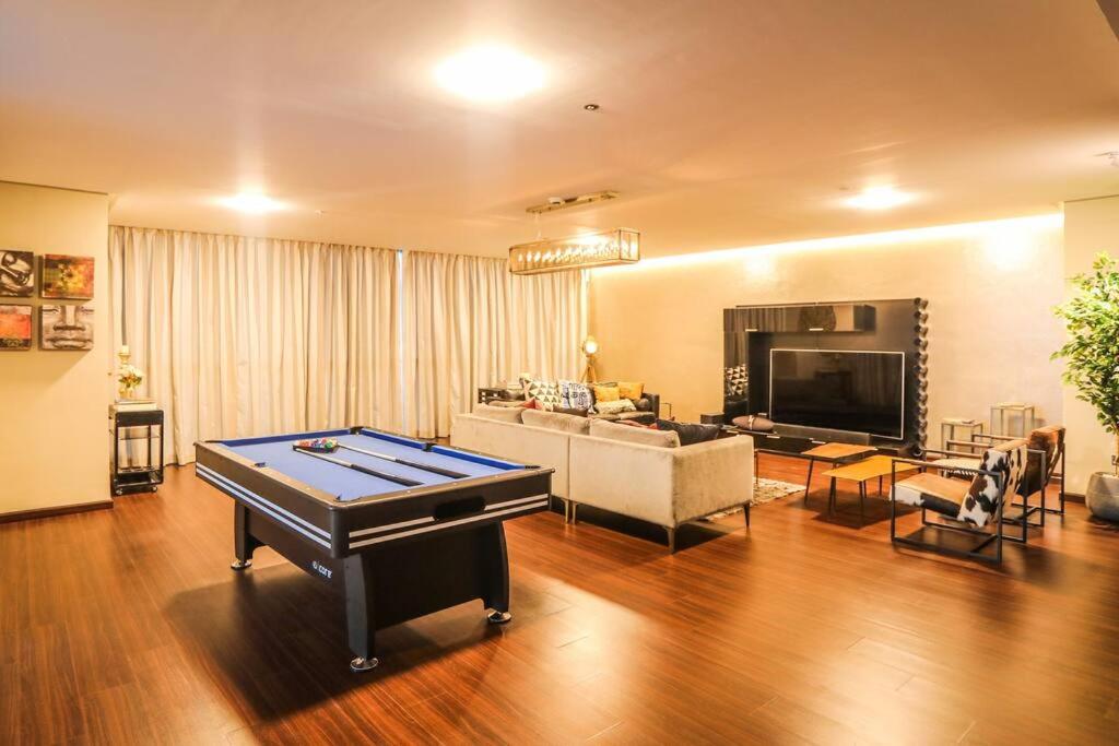 HIGHRISE APARTMENT ON THE 74TH FLOOR