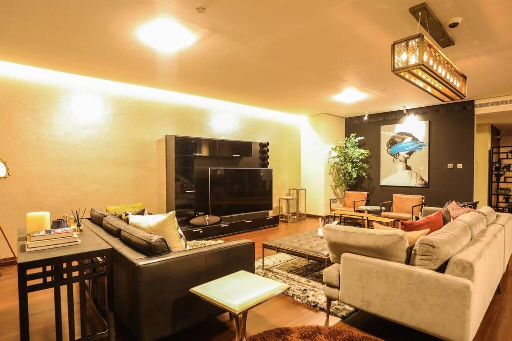 HIGHRISE APARTMENT ON THE 74TH FLOOR