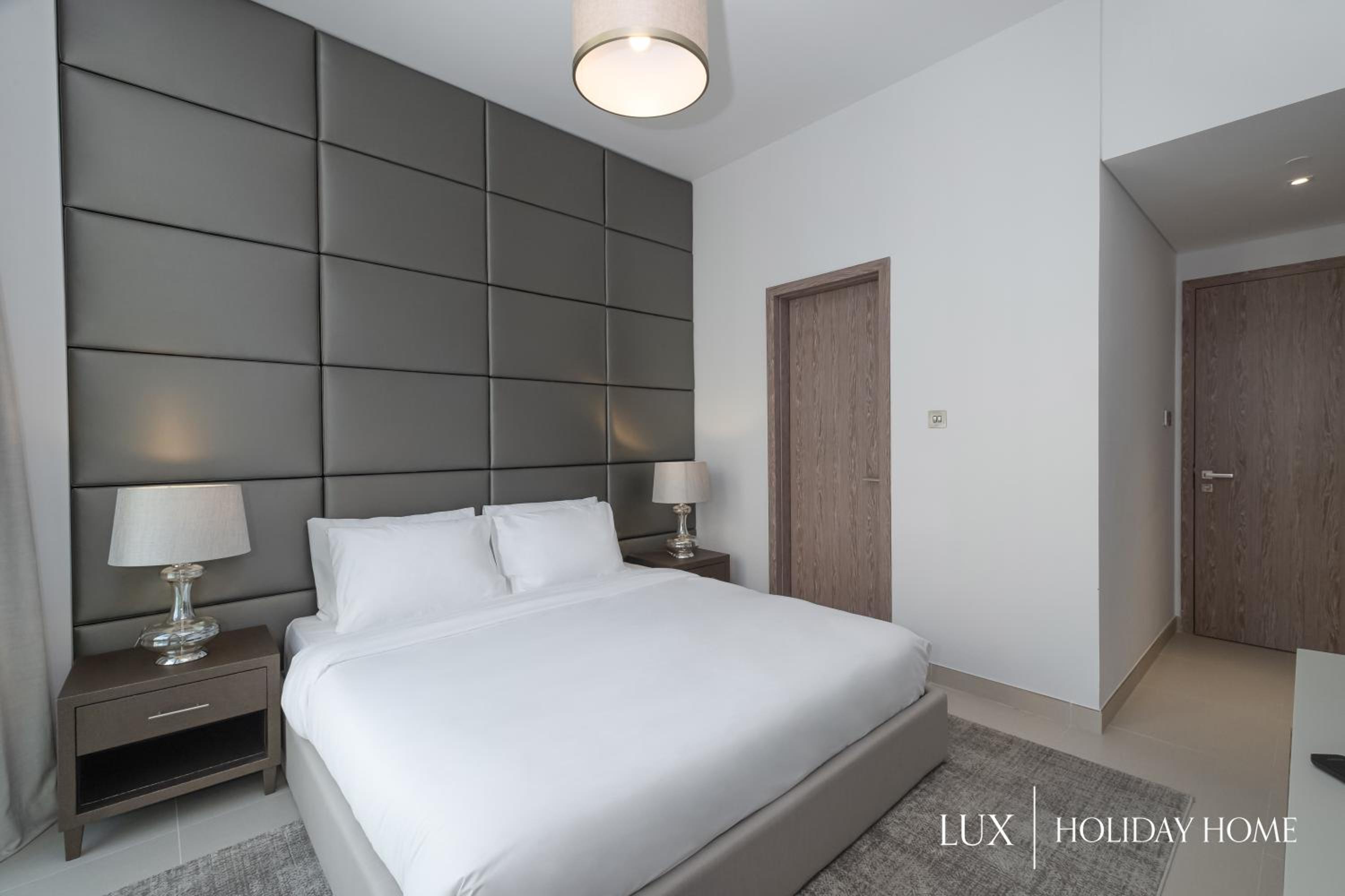 LUX Contemporary Suite with Full Marina View 5