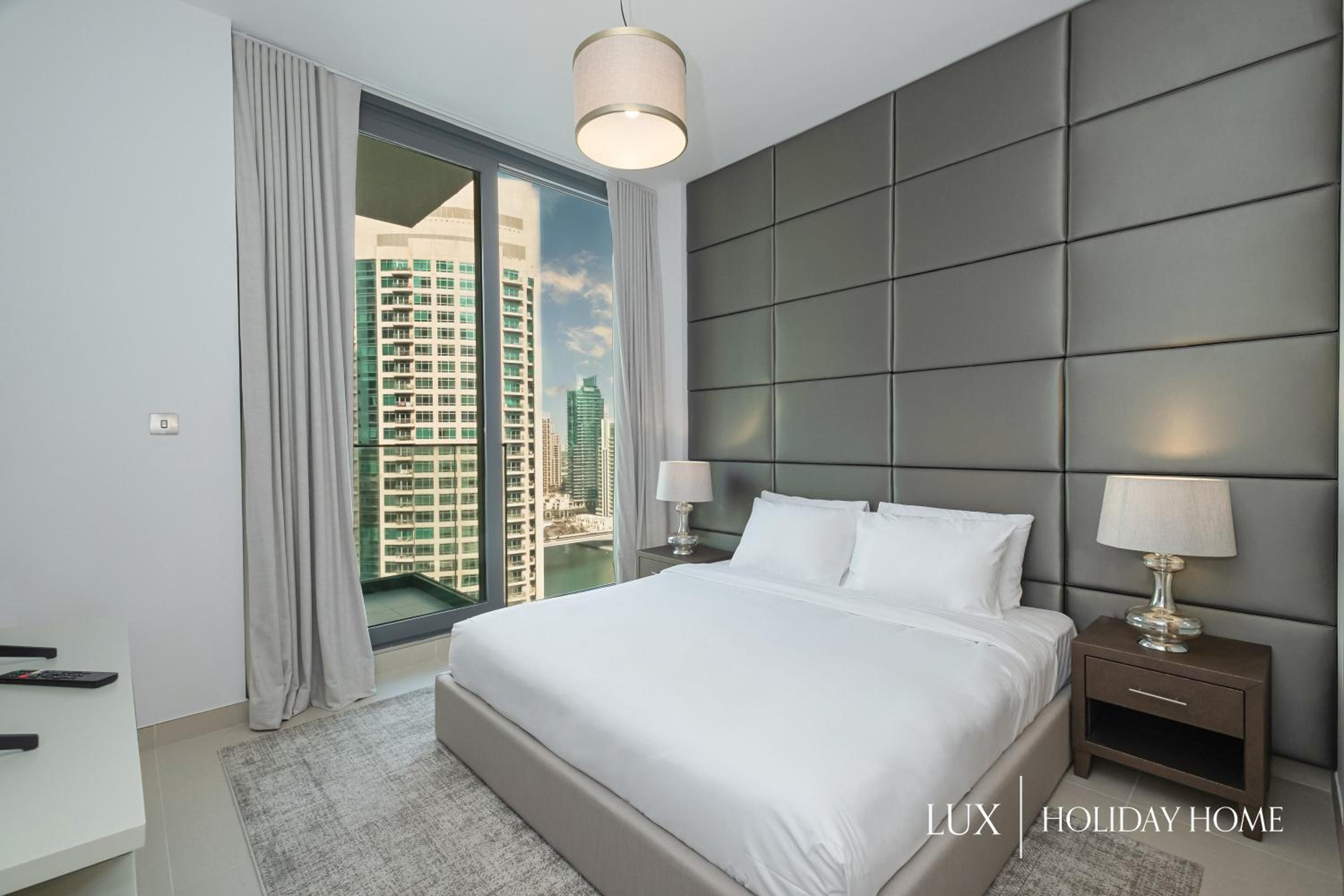 LUX Contemporary Suite with Full Marina View 5