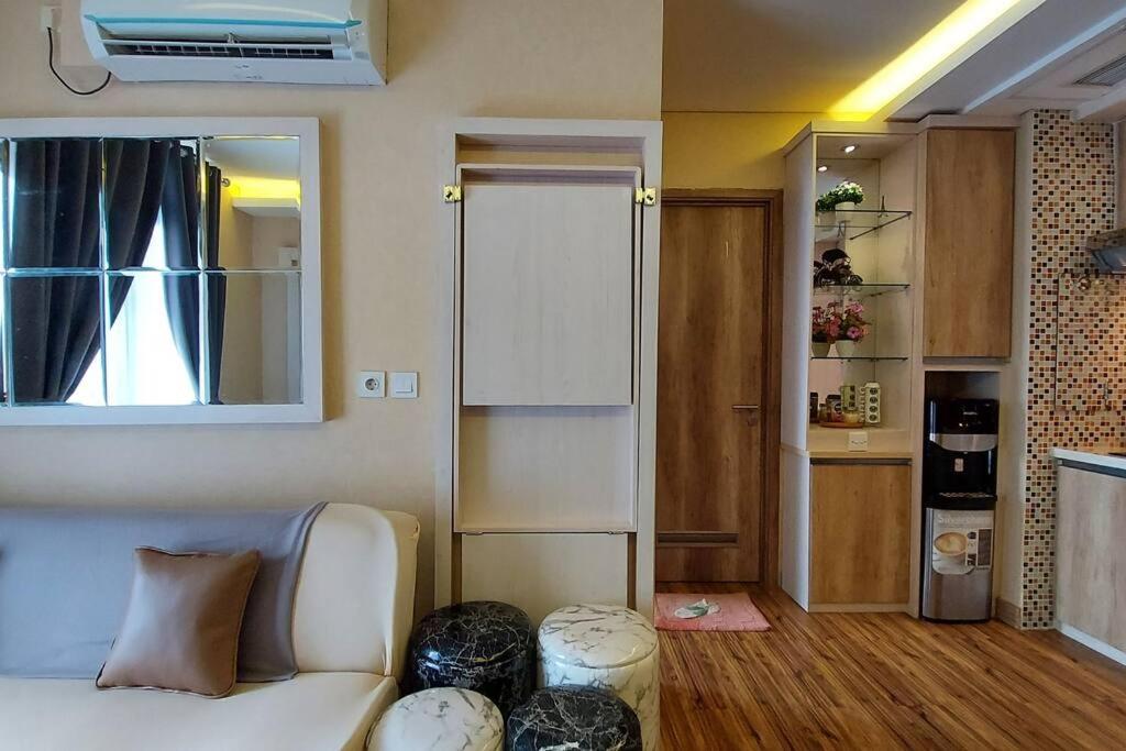 Apt Pejaten Park 1 BR Brown with Netflix, DisneyHot & Swimming Pool view 3