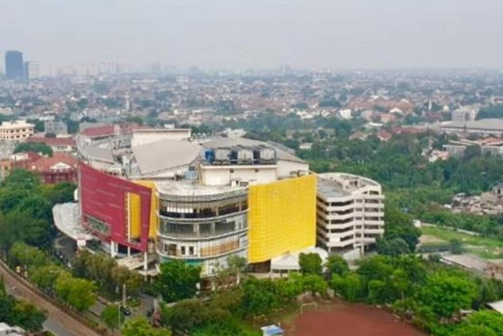 Apt Pejaten Park 1 BR Brown with Netflix, DisneyHot & Swimming Pool view 4