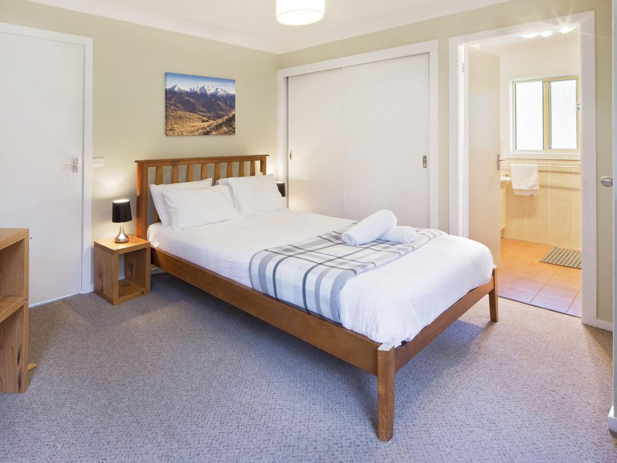 Caribou 3 Views over Lake Jindabyne with Wifi