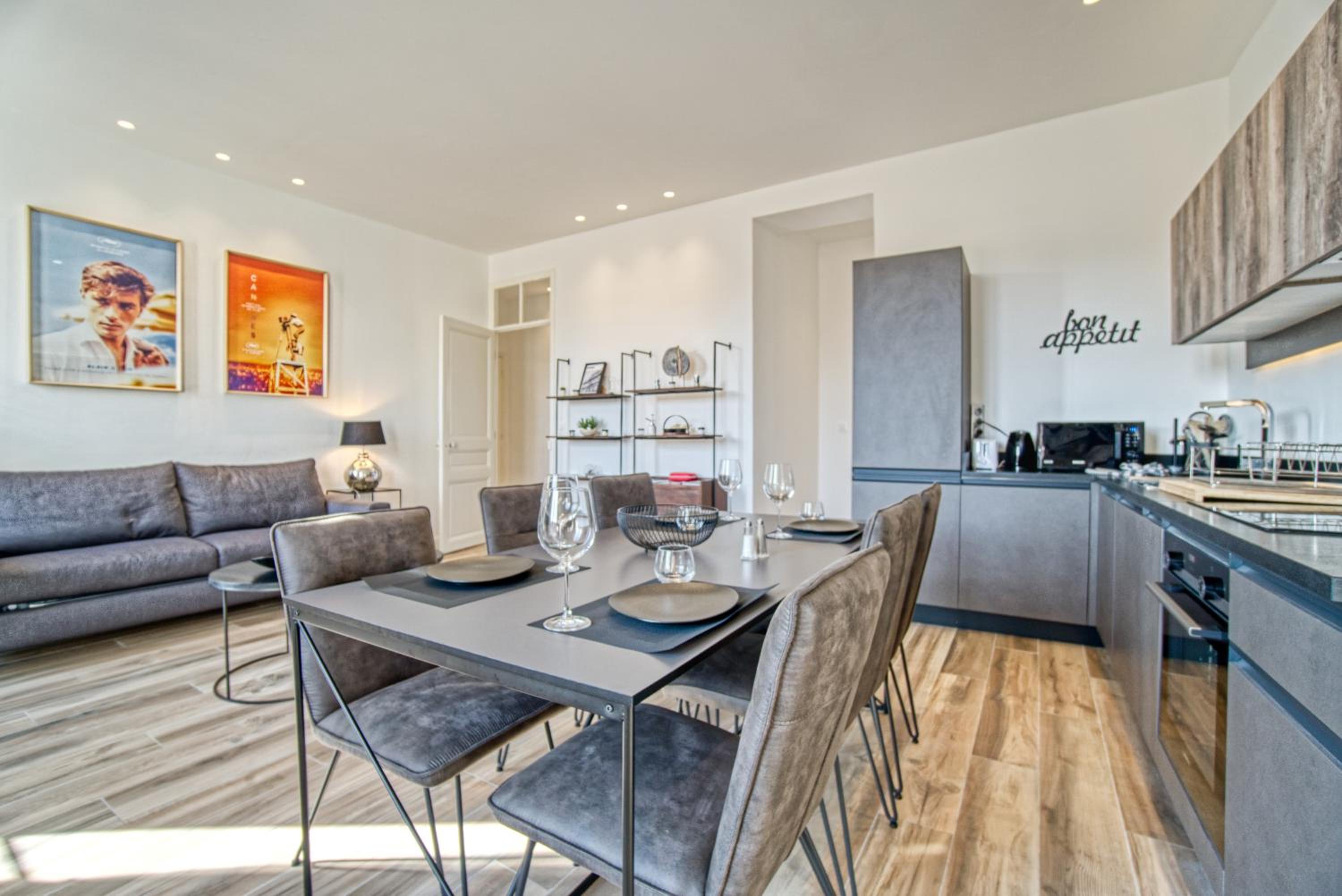 Superbe 3 pièces refait à neuf classé 4 étoiles avec ascenseur et balcon à pied de la plage et du palais des festivals