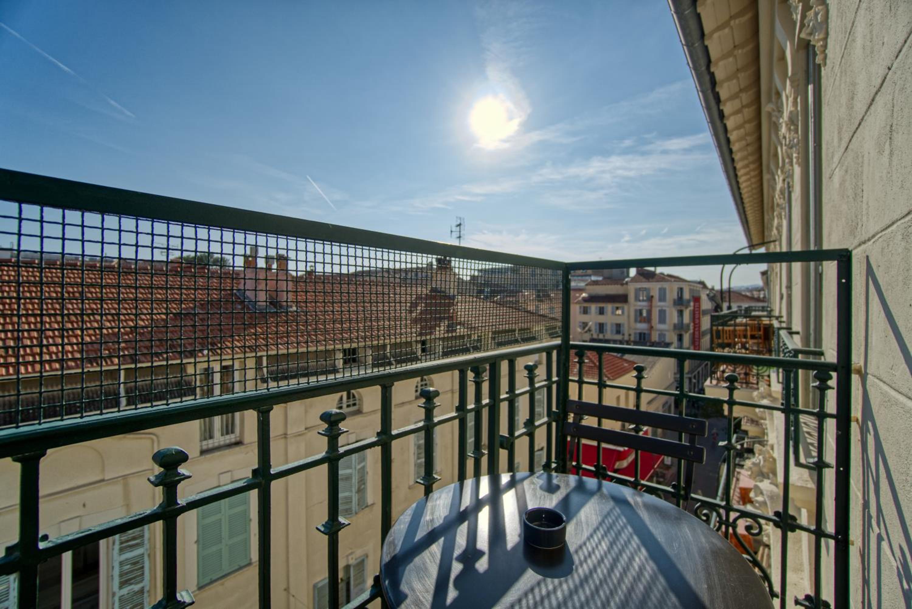 Superbe 3 pièces refait à neuf classé 4 étoiles avec ascenseur et balcon à pied de la plage et du palais des festivals