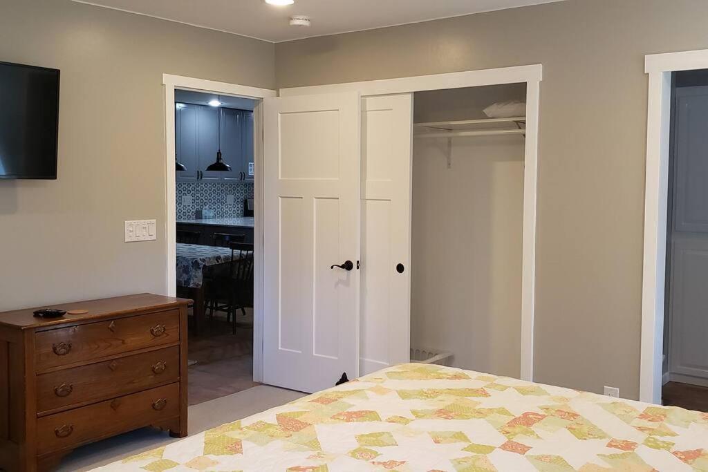 The Woodpecker Barn - A private, secluded two bedroom / 2 bathroom apt