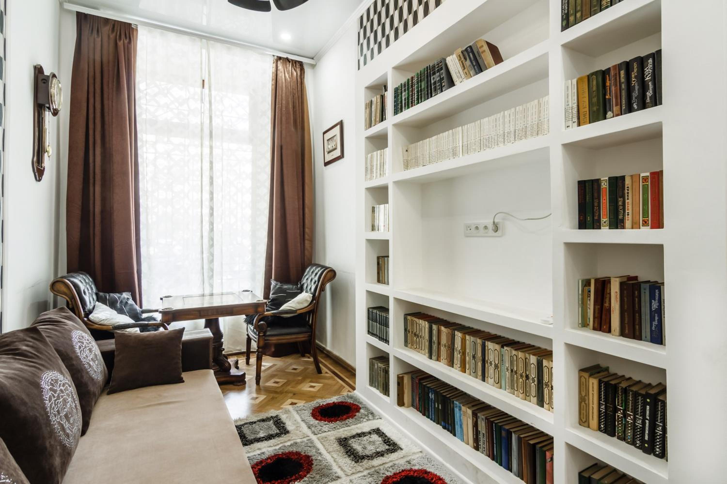Katerynynska Street 3-bedrooms Apartment