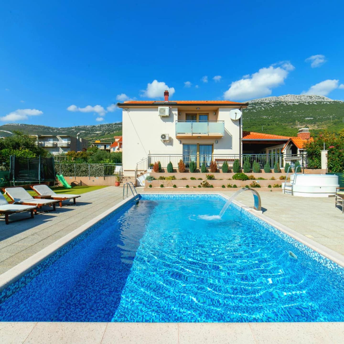 Mira Holiday Home