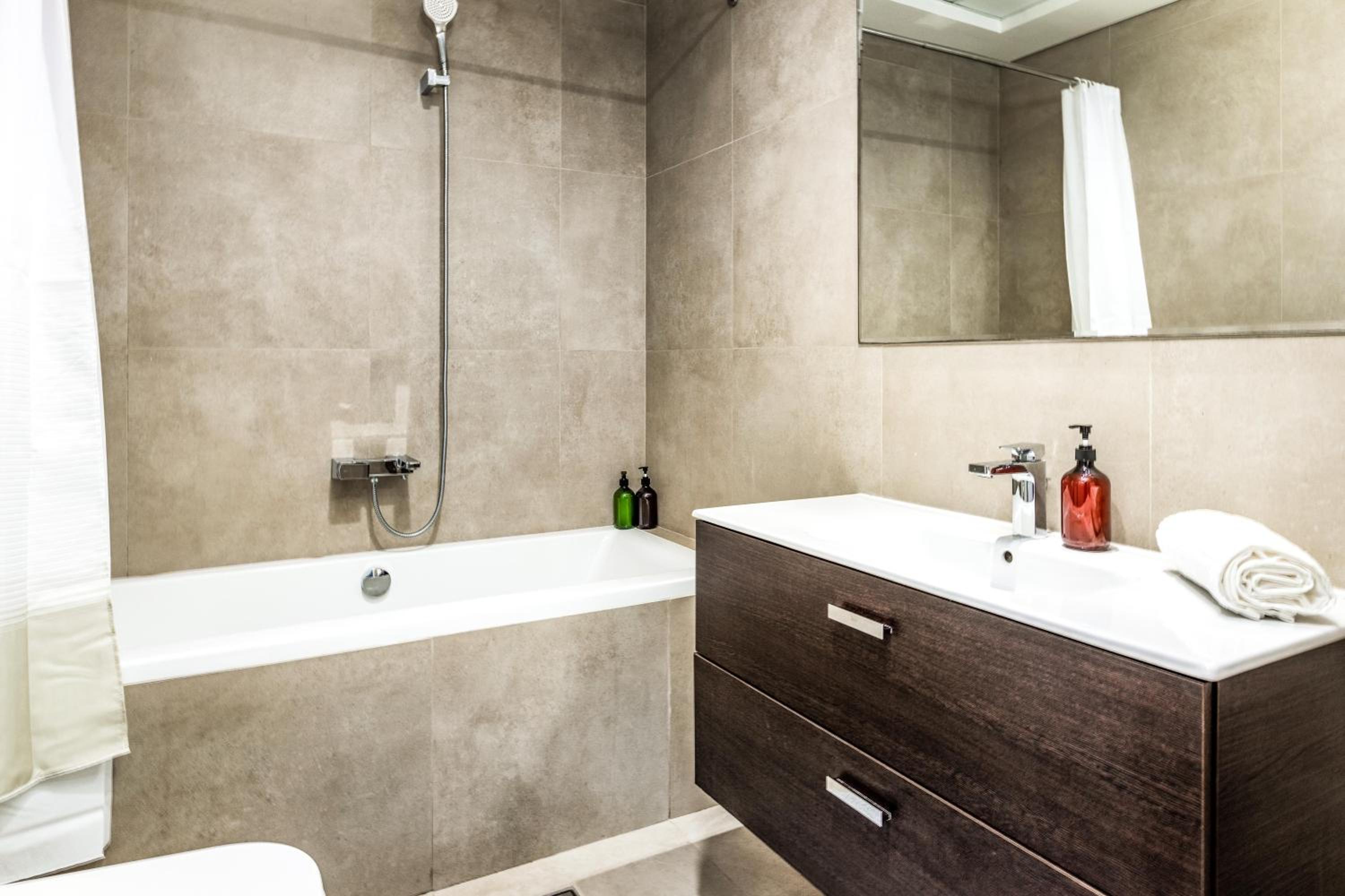 Private Urban Jungle Hideout - 2BR - Dubai Marina