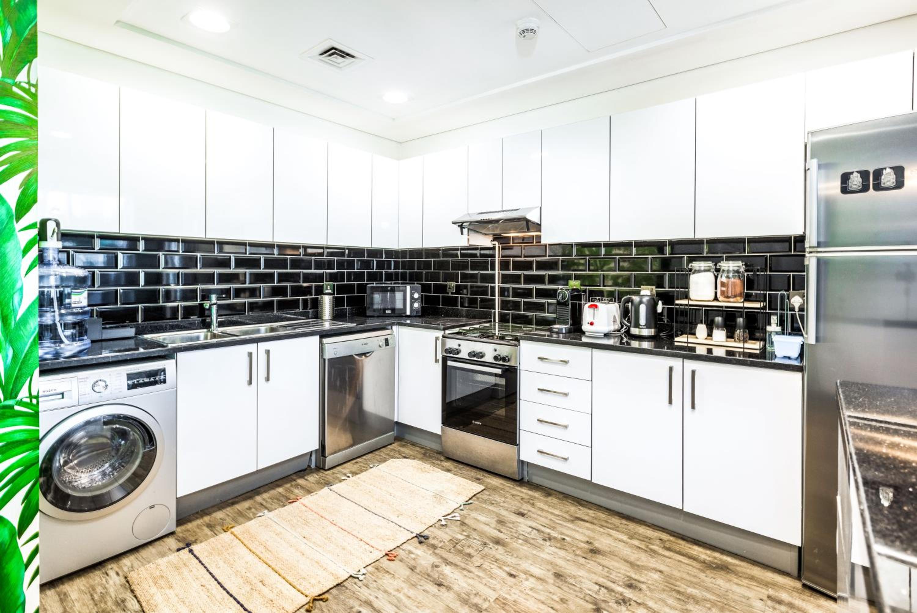 Private Urban Jungle Hideout - 2BR - Dubai Marina