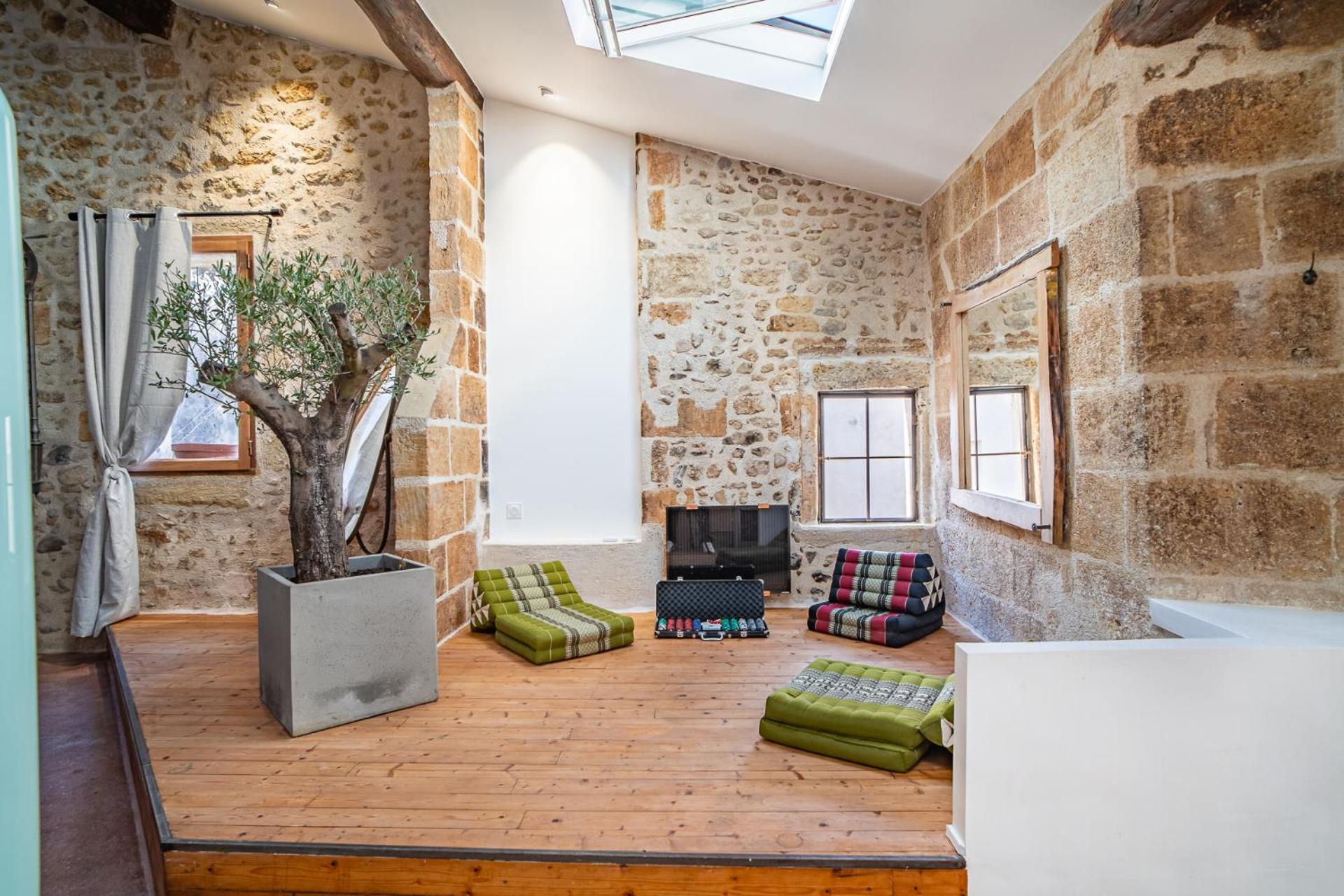 Montpellier Vacations - L'Olivier Loft HH Centre Corum - Netflix  Prime Video 4k - Property Image 6