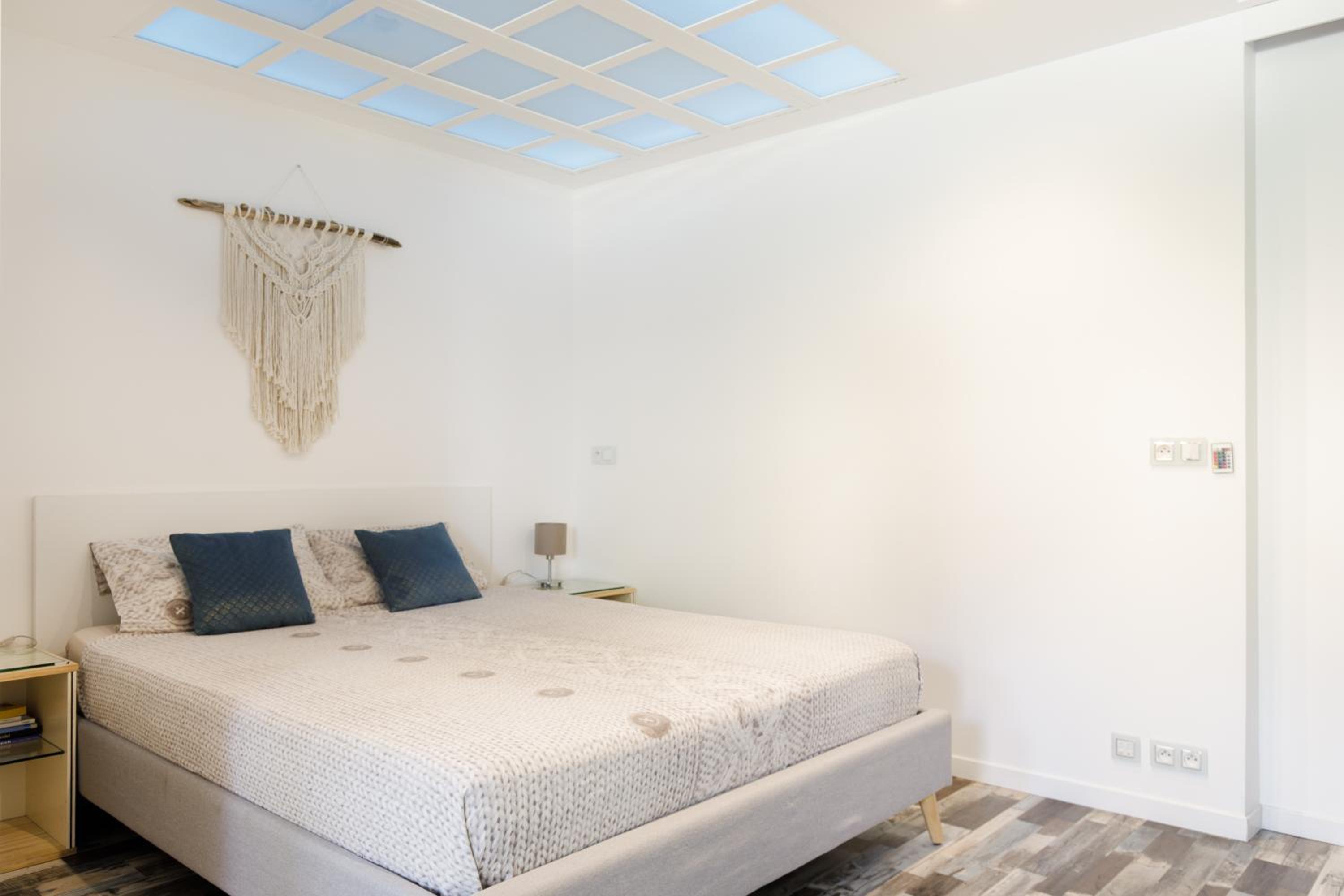 Grand Studio neuf face port et plage, parking privé