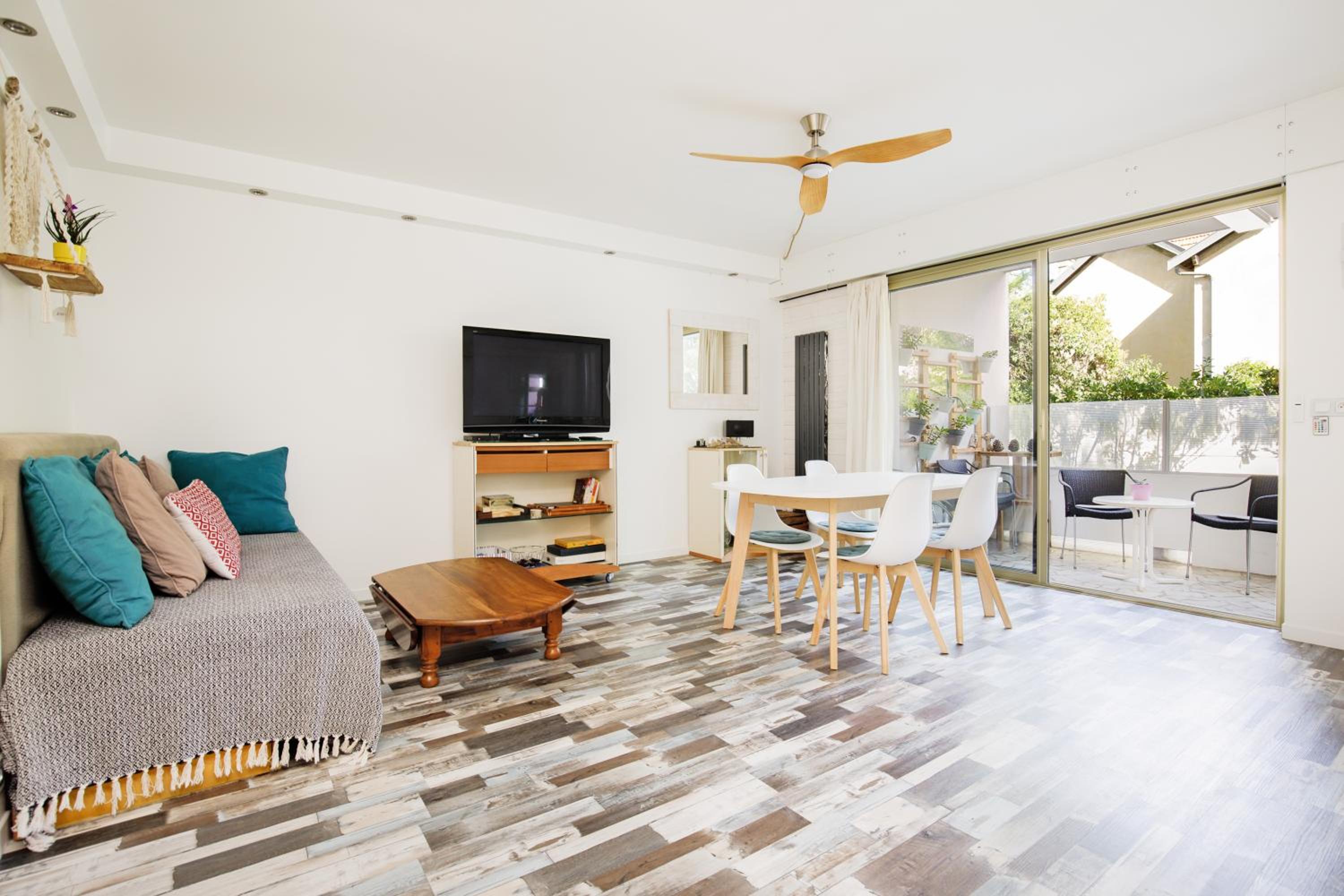 Grand Studio neuf face port et plage, parking privé view 2