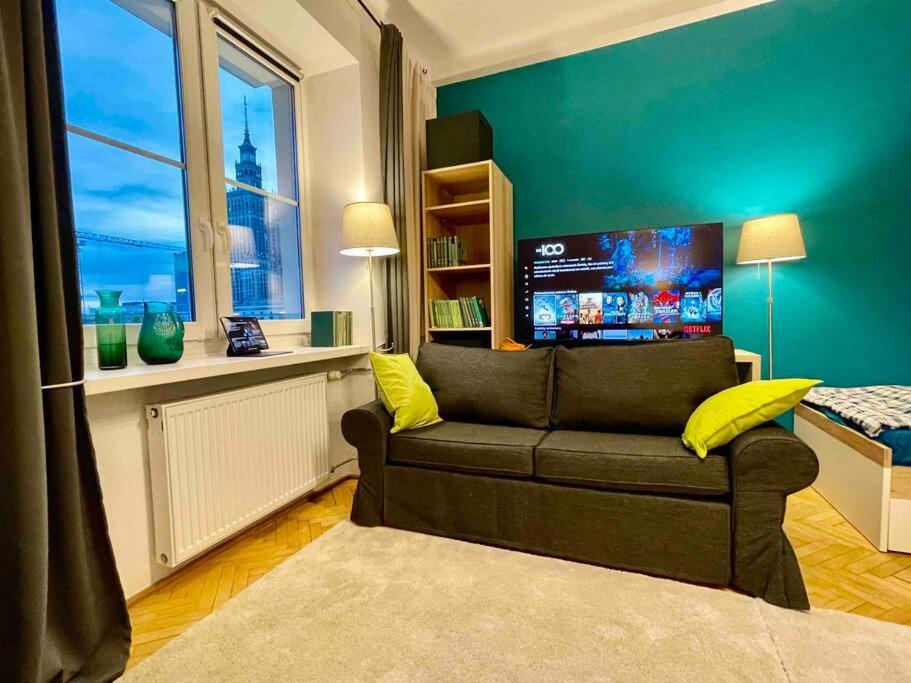 Super SQUARE Metro x2 fast WiFi 55'TV Netflix HBO AppleTV+ AmazonTV