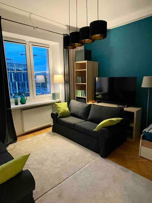 Super SQUARE Metro x2 fast WiFi 55'TV Netflix HBO AppleTV+ AmazonTV