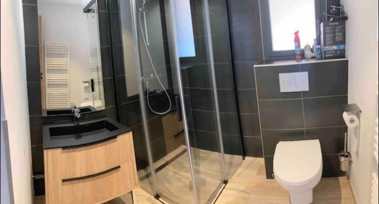 Chambre avec salle de bains privative