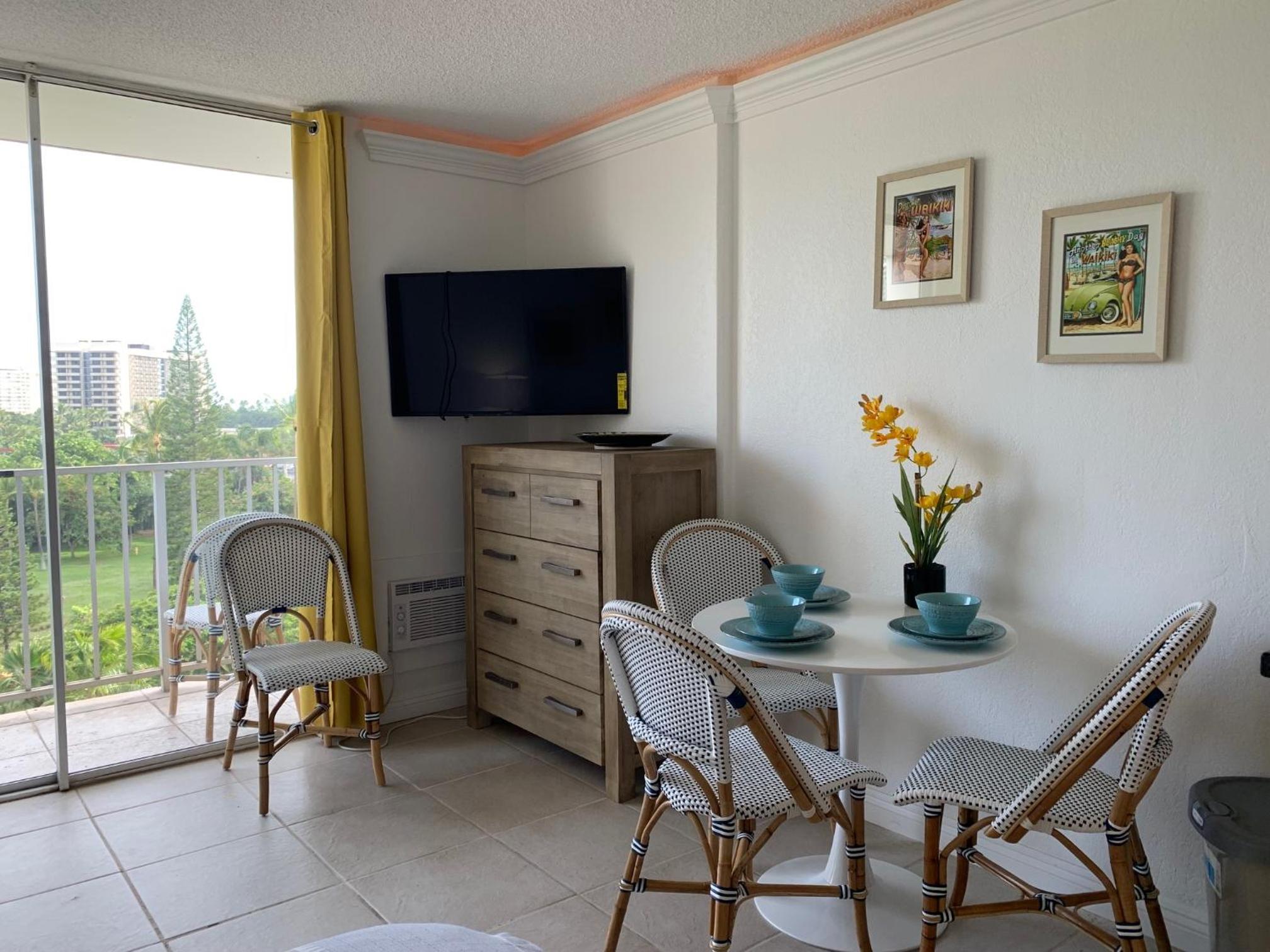 Your Little Piece of Paradise Pool, BBQ & Wifi at Inn on the Park 613