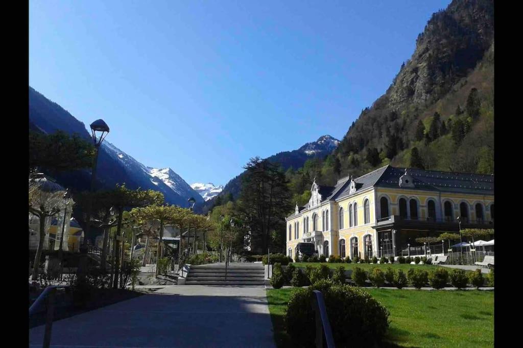 Chaleureux studio familal en centre ville avec vue sur les montagnes view 3