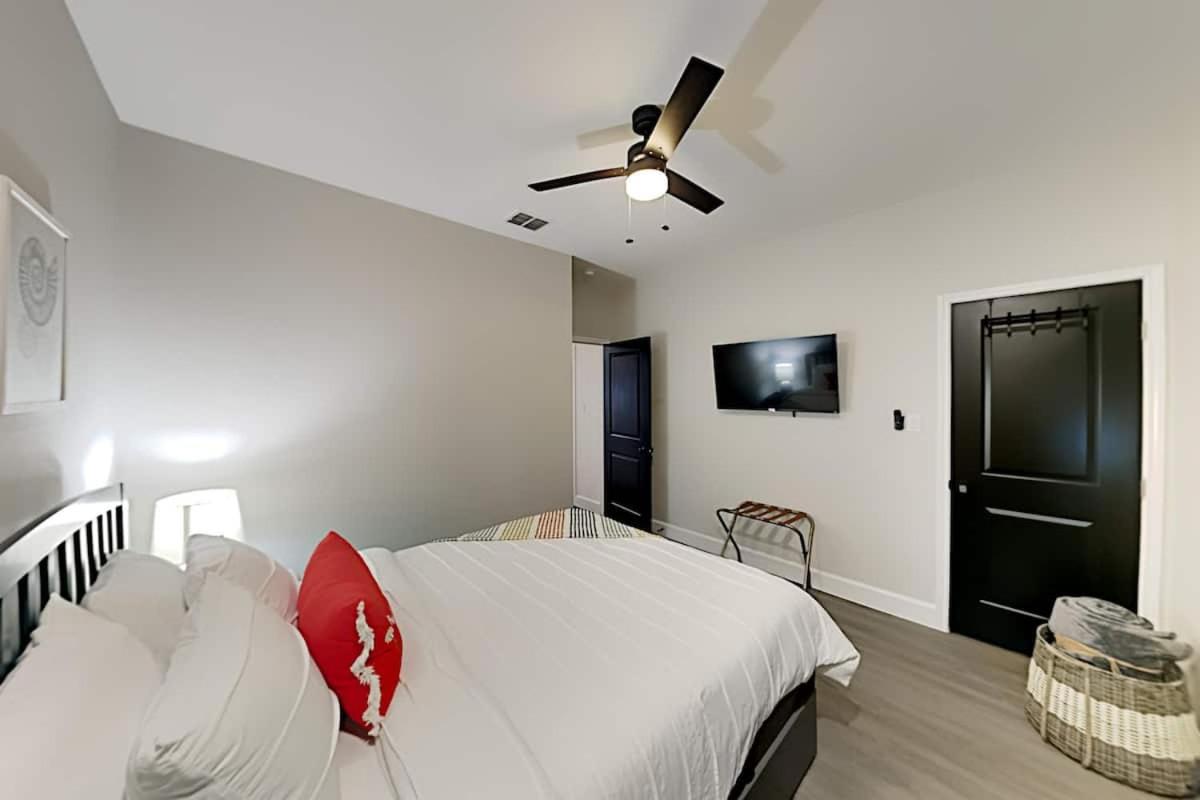Luxurious Family-friendly Oasis with Laguna Views view 4