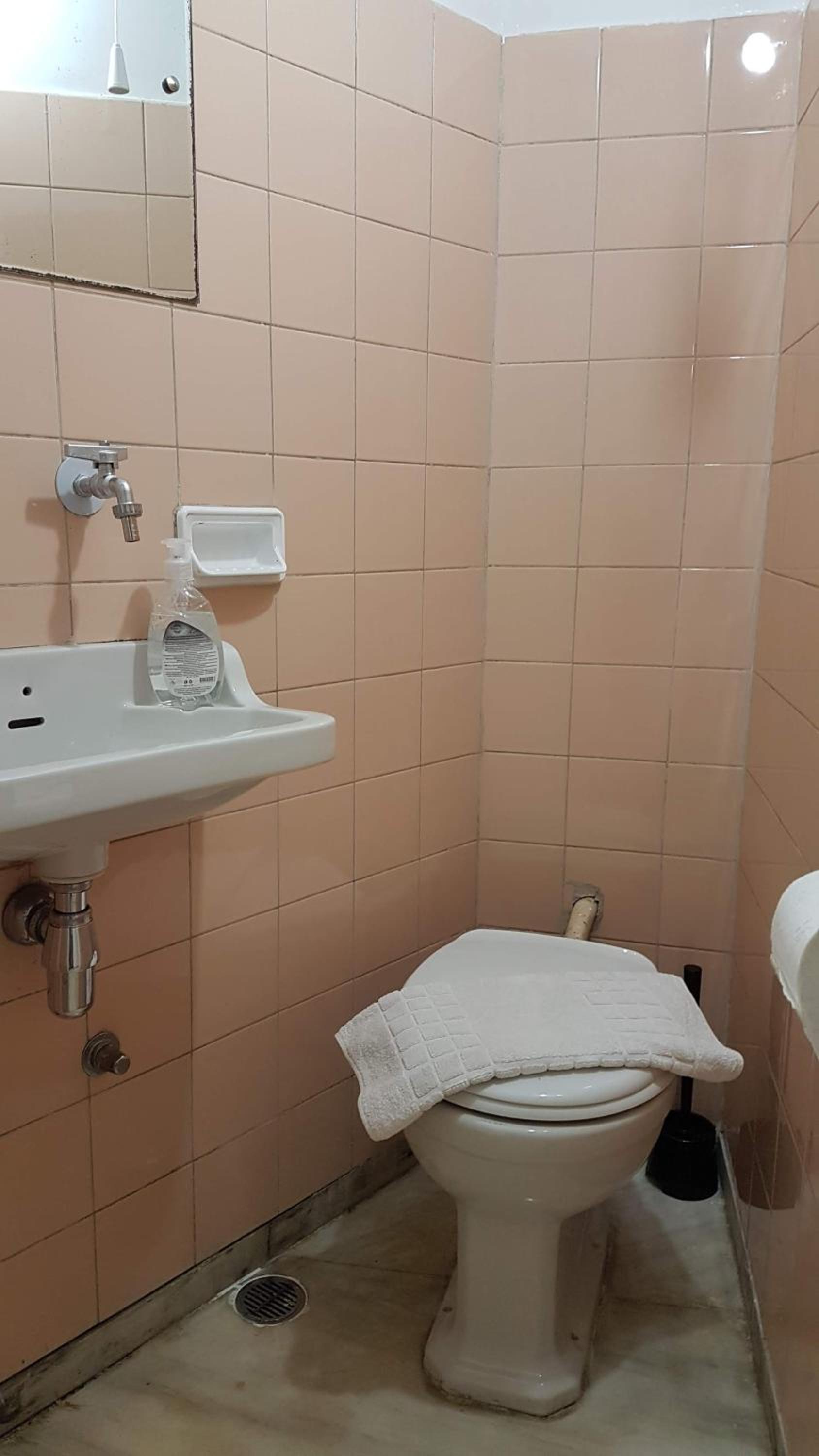 Orange Apartment - Athens Center, 3 BD, 1.5 BATH