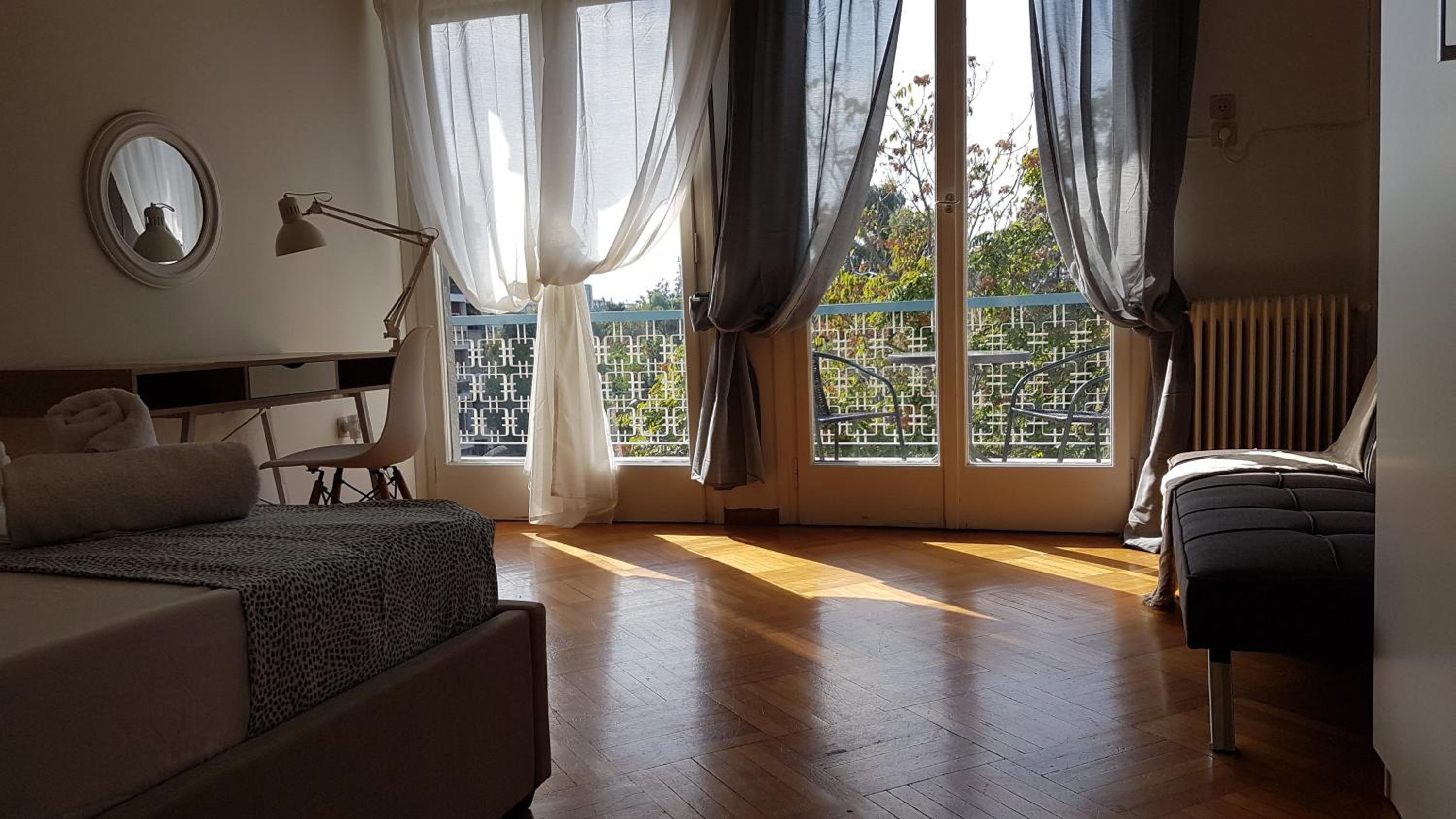 Orange Apartment - Athens Center, 3 BD, 1.5 BATH