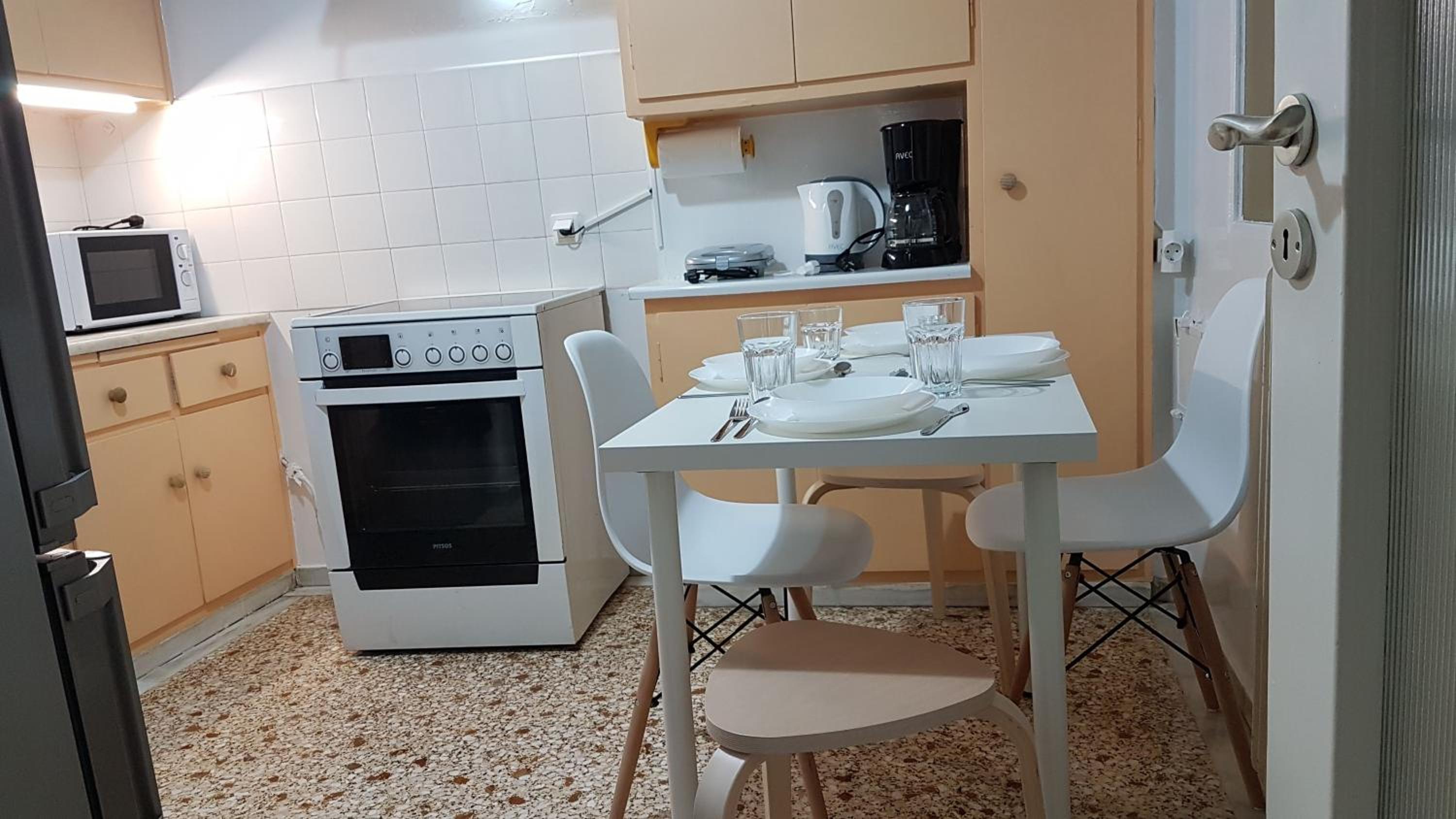 Orange Apartment - Athens Center, 3 BD, 1.5 BATH