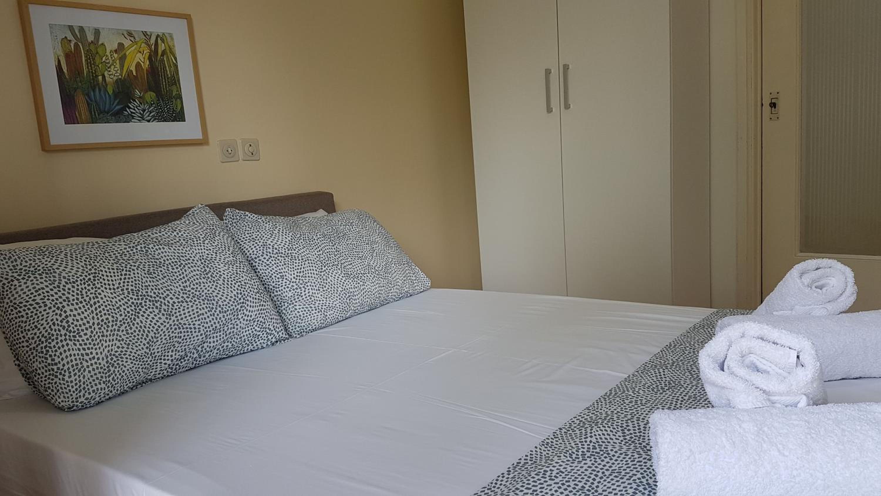 Orange Apartment - Athens Center, 3 BD, 1.5 BATH