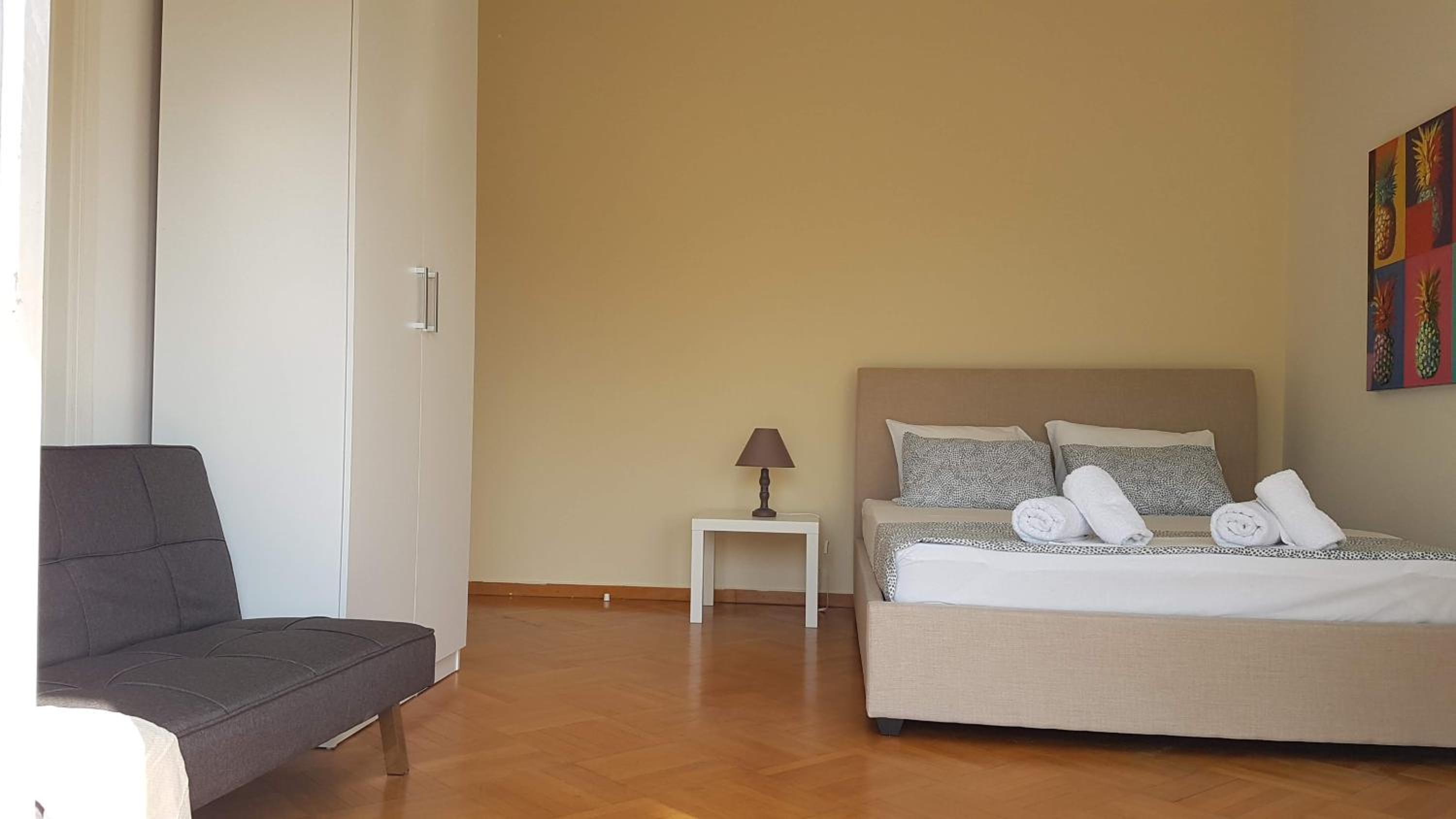 Orange Apartment - Athens Center, 3 BD, 1.5 BATH