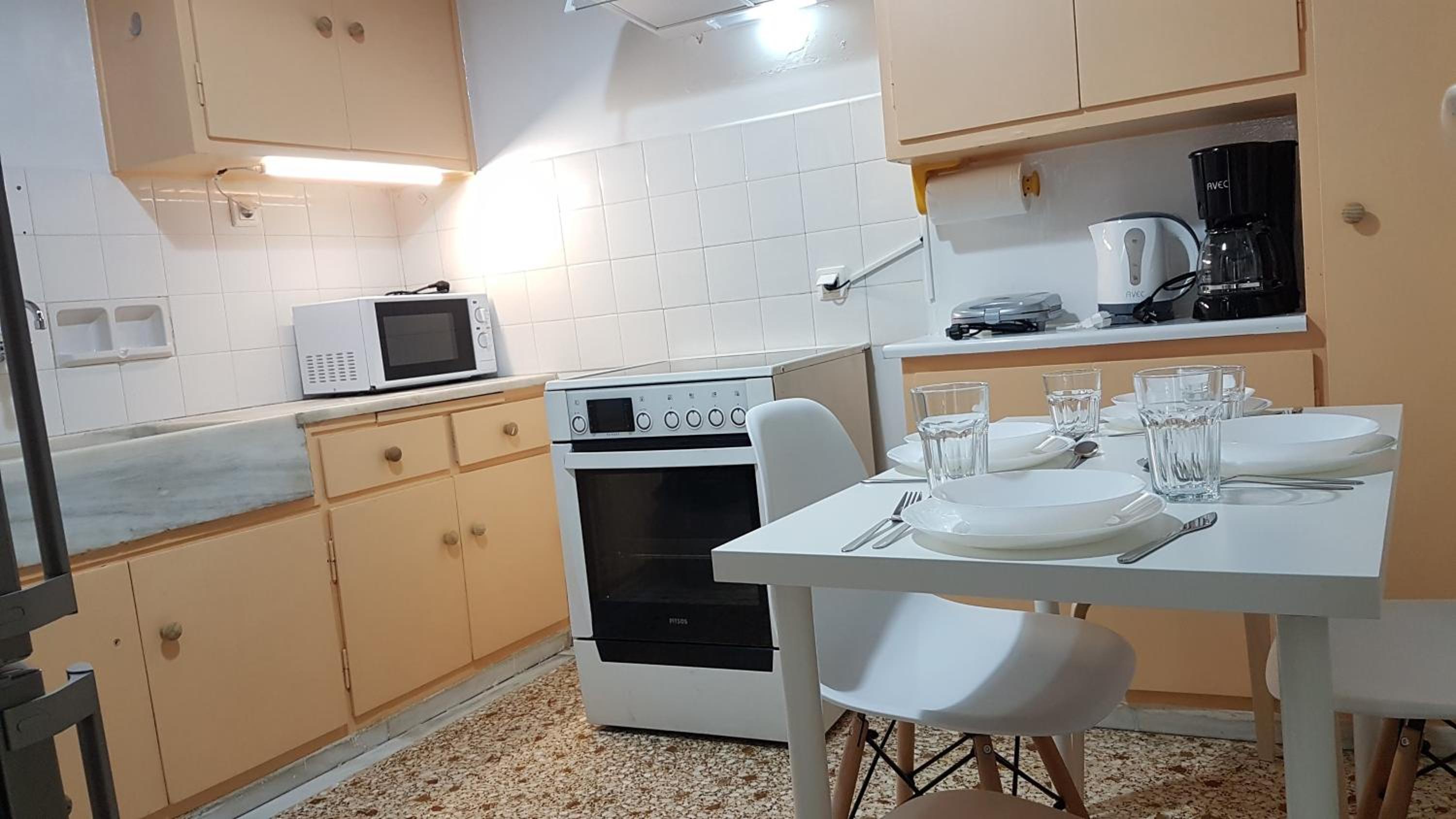 Orange Apartment - Athens Center, 3 BD, 1.5 BATH