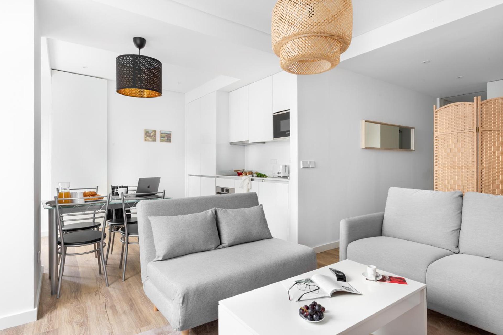 ALTIDO Modern Central Self-Check In Studio in Estrela