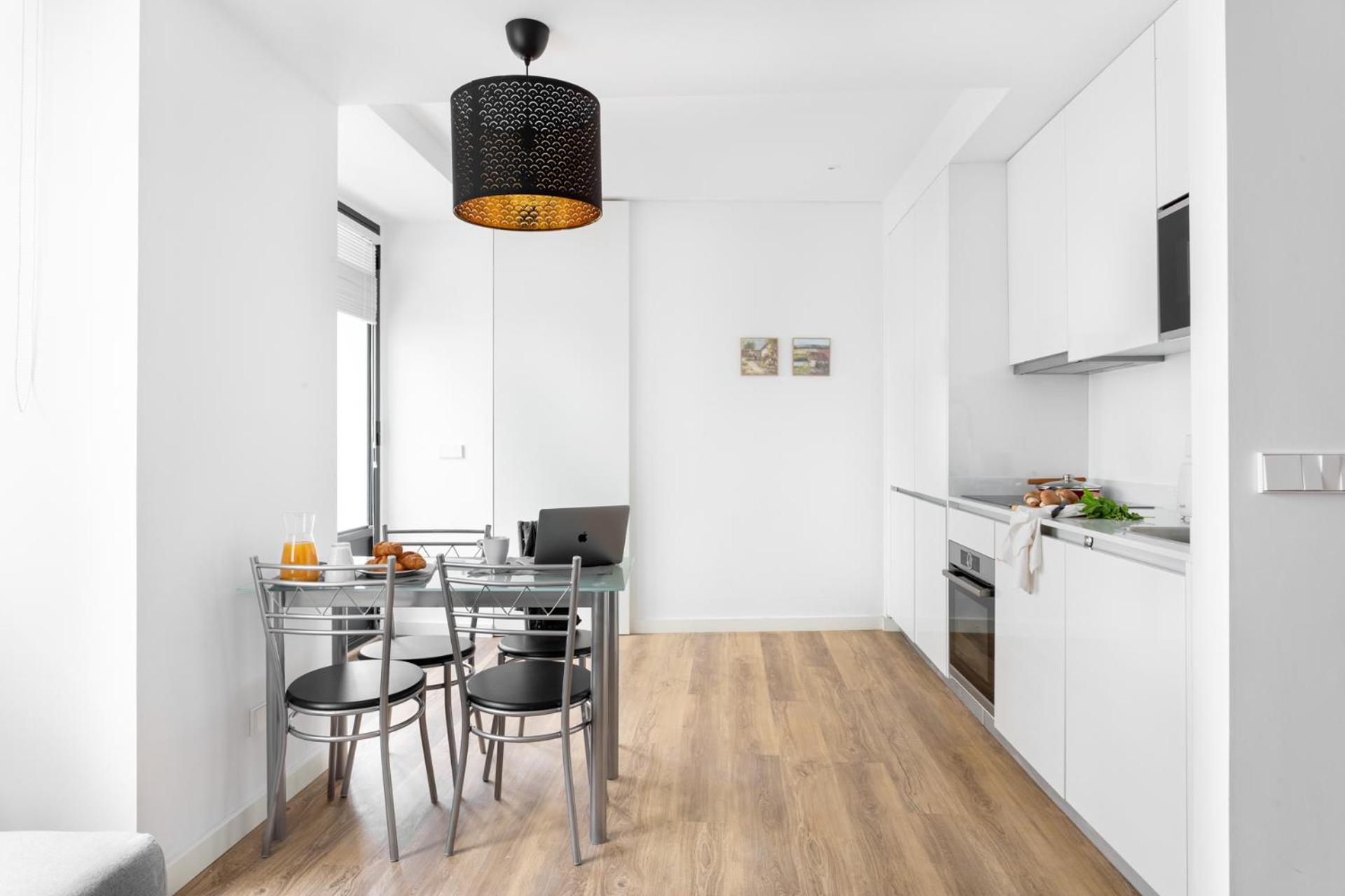 ALTIDO Modern Central Self-Check In Studio in Estrela