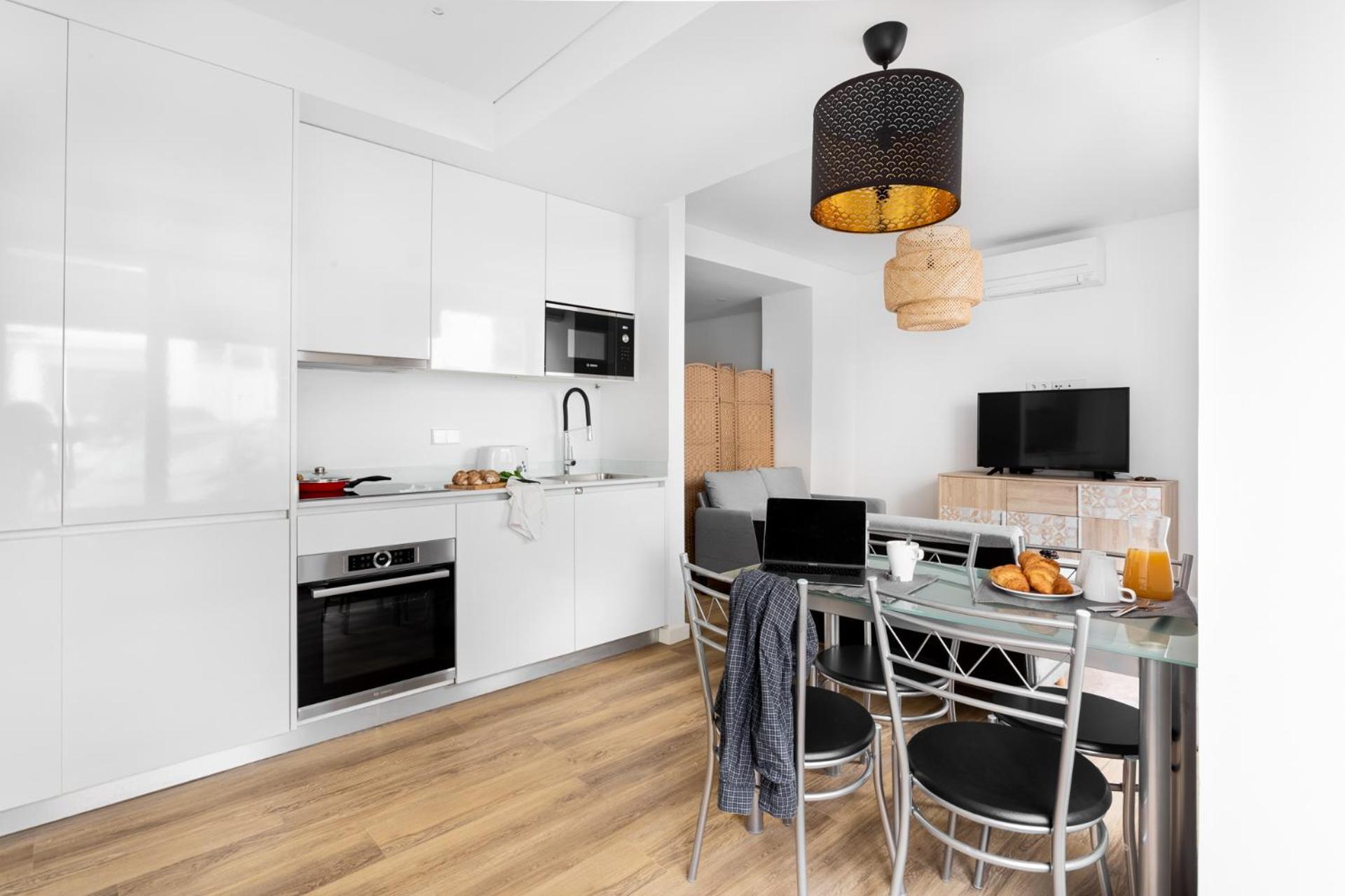 ALTIDO Modern Central Self-Check In Studio in Estrela