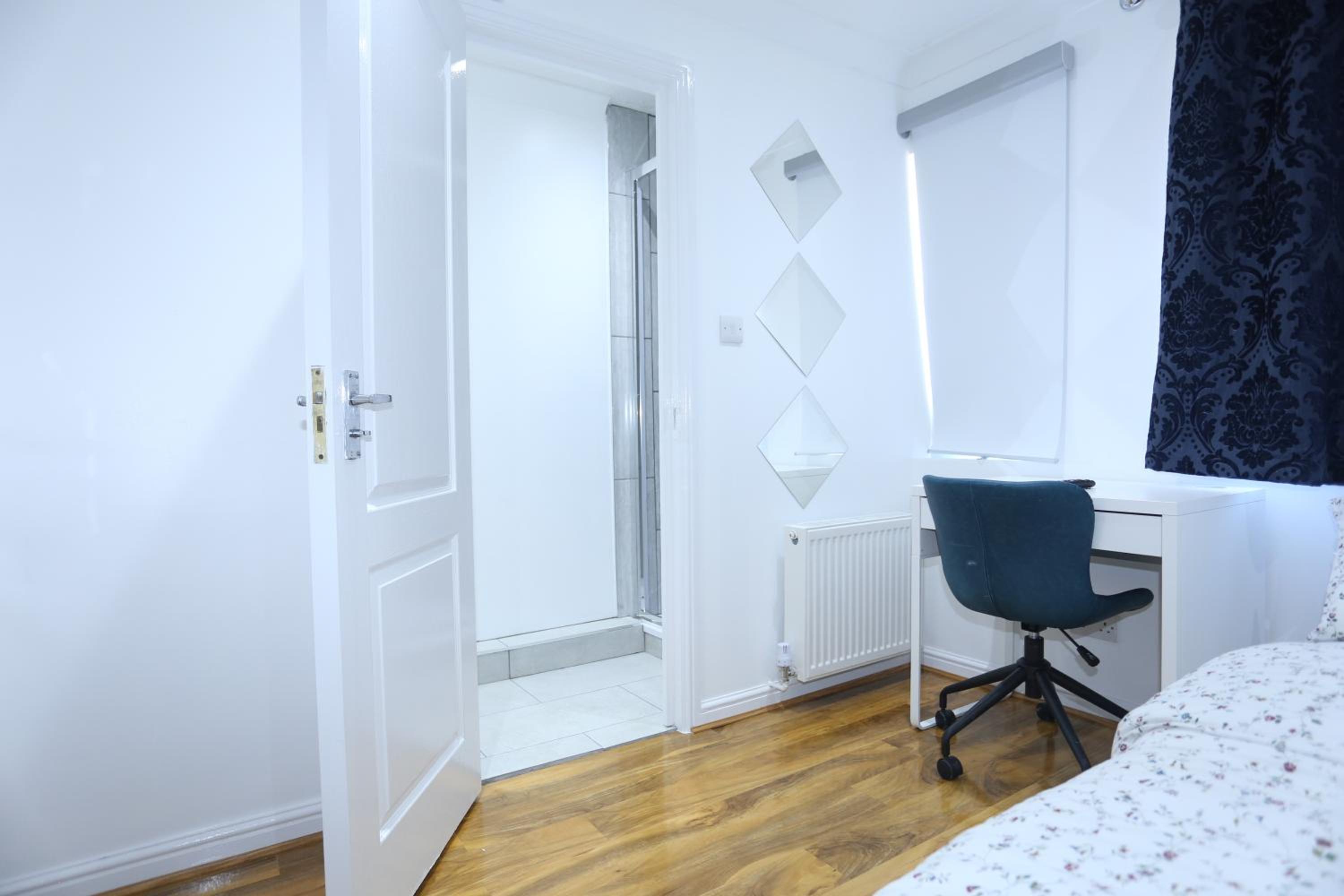 Cosy Room with en-suite bathroom and shared kitchen view 3