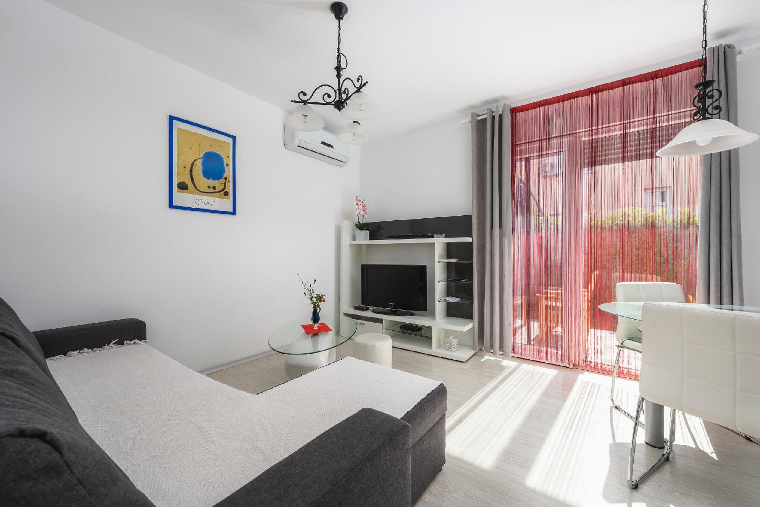 MIRJANA house with apartments