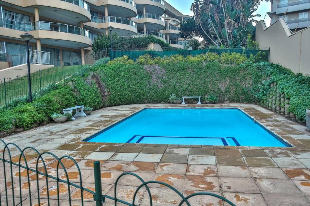 102 Bermuda-Comfortable ground floor on main beach view 5