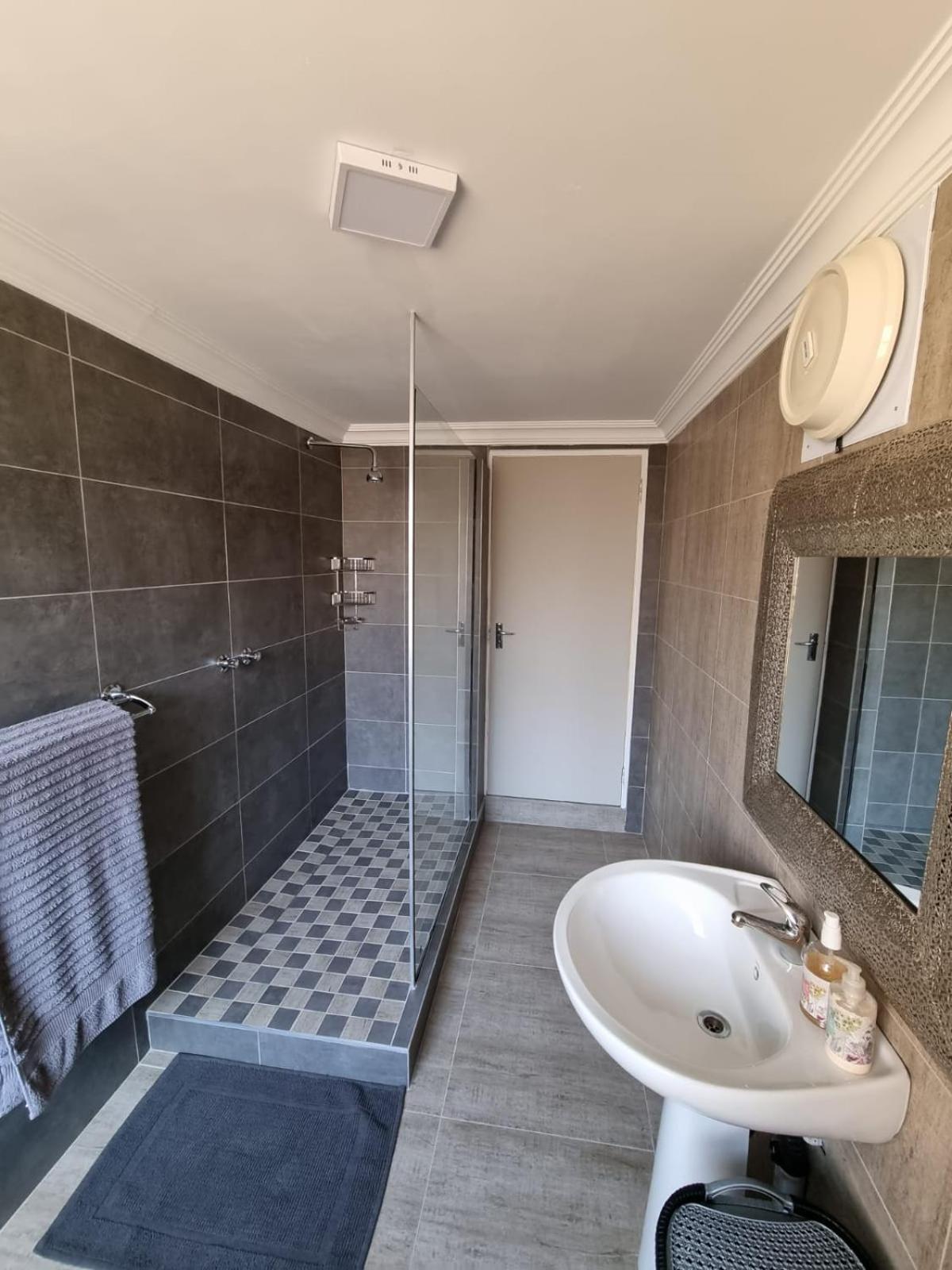 THE SPARE BEDROOM Unit 2