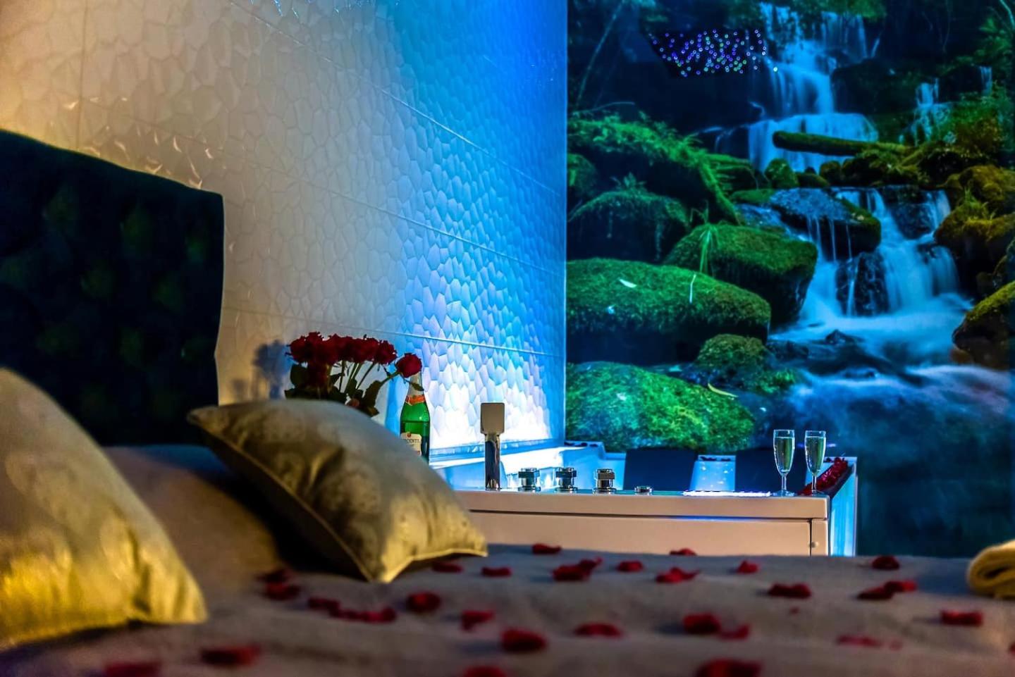 Hotel Apartment Jacuzzi - Image 1