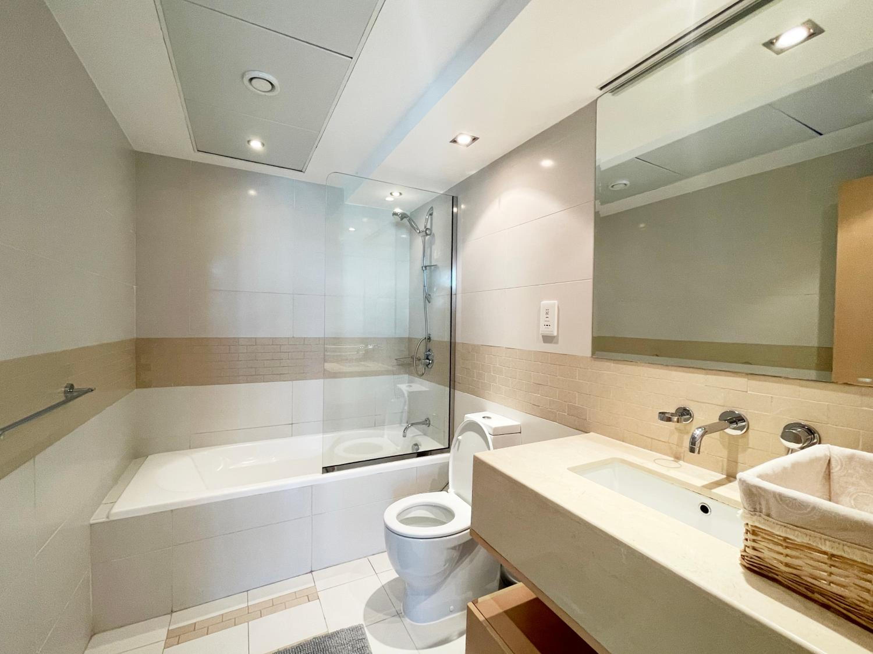 Radiant 2 BR with Marina Views