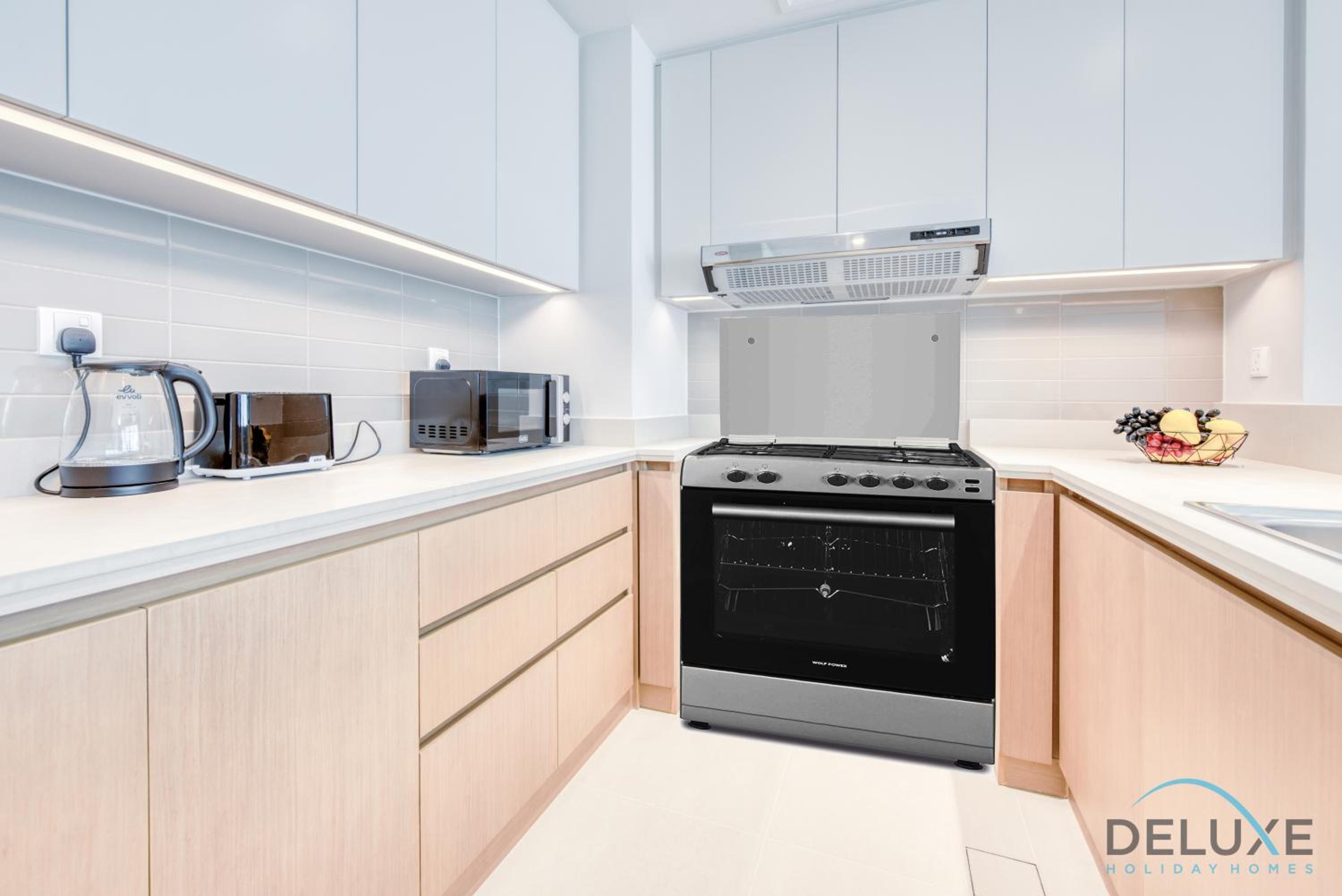 Radiant 3BR With Assistant Room at Harbour Views Tower 1 by Deluxe Holiday Homes