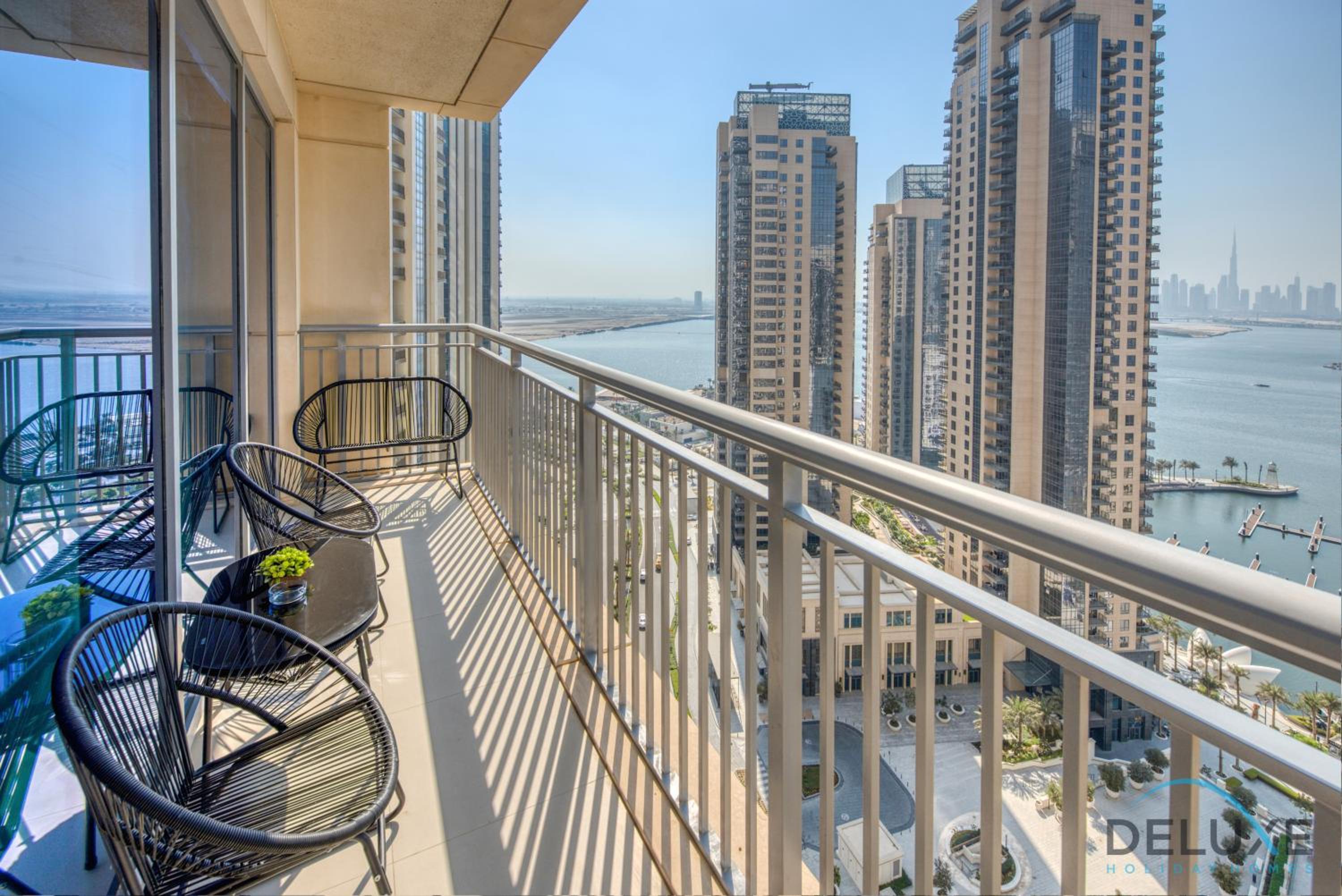 Radiant 3BR With Assistant Room at Harbour Views Tower 1 by Deluxe Holiday Homes