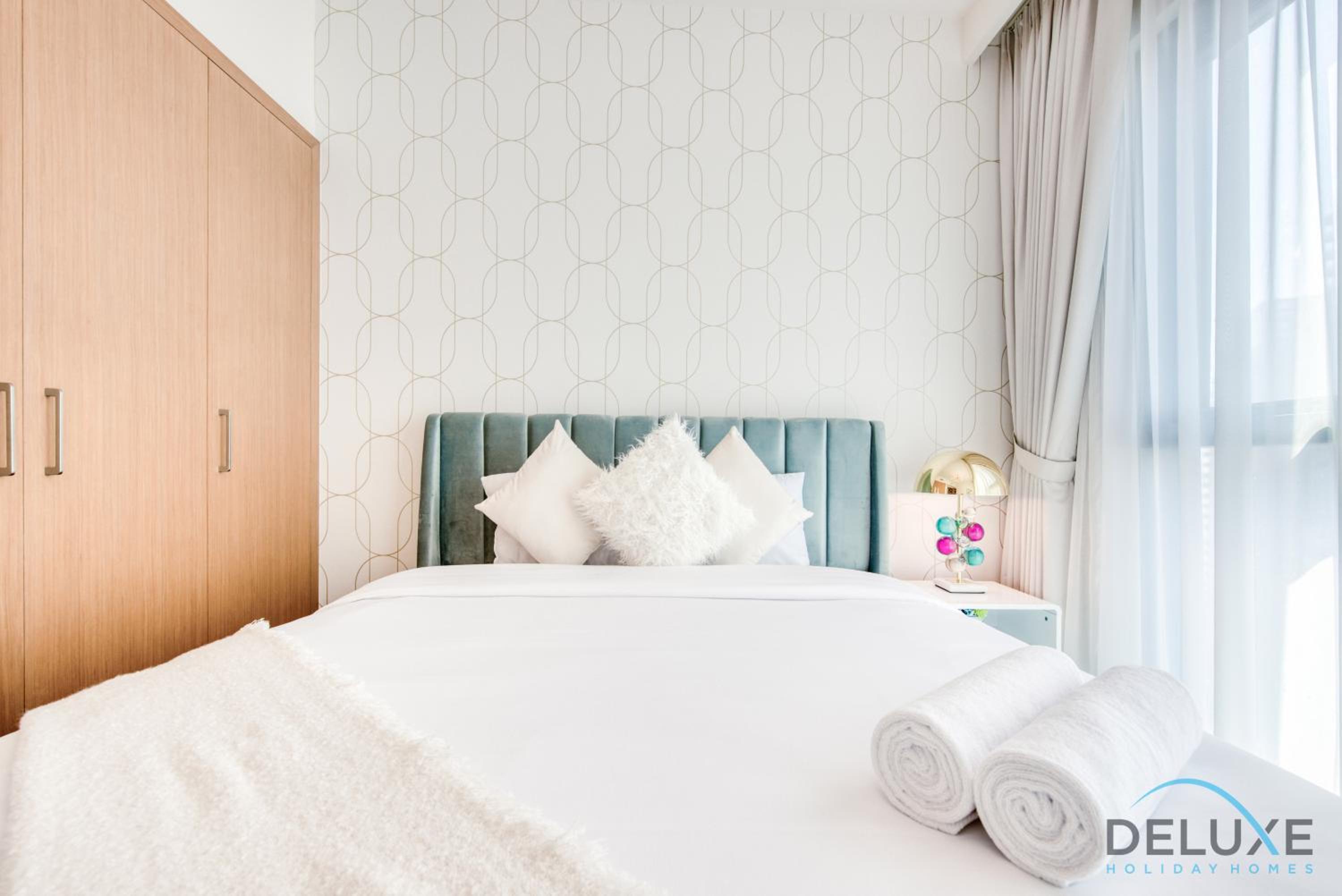 Radiant 3BR With Assistant Room at Harbour Views Tower 1 by Deluxe Holiday Homes