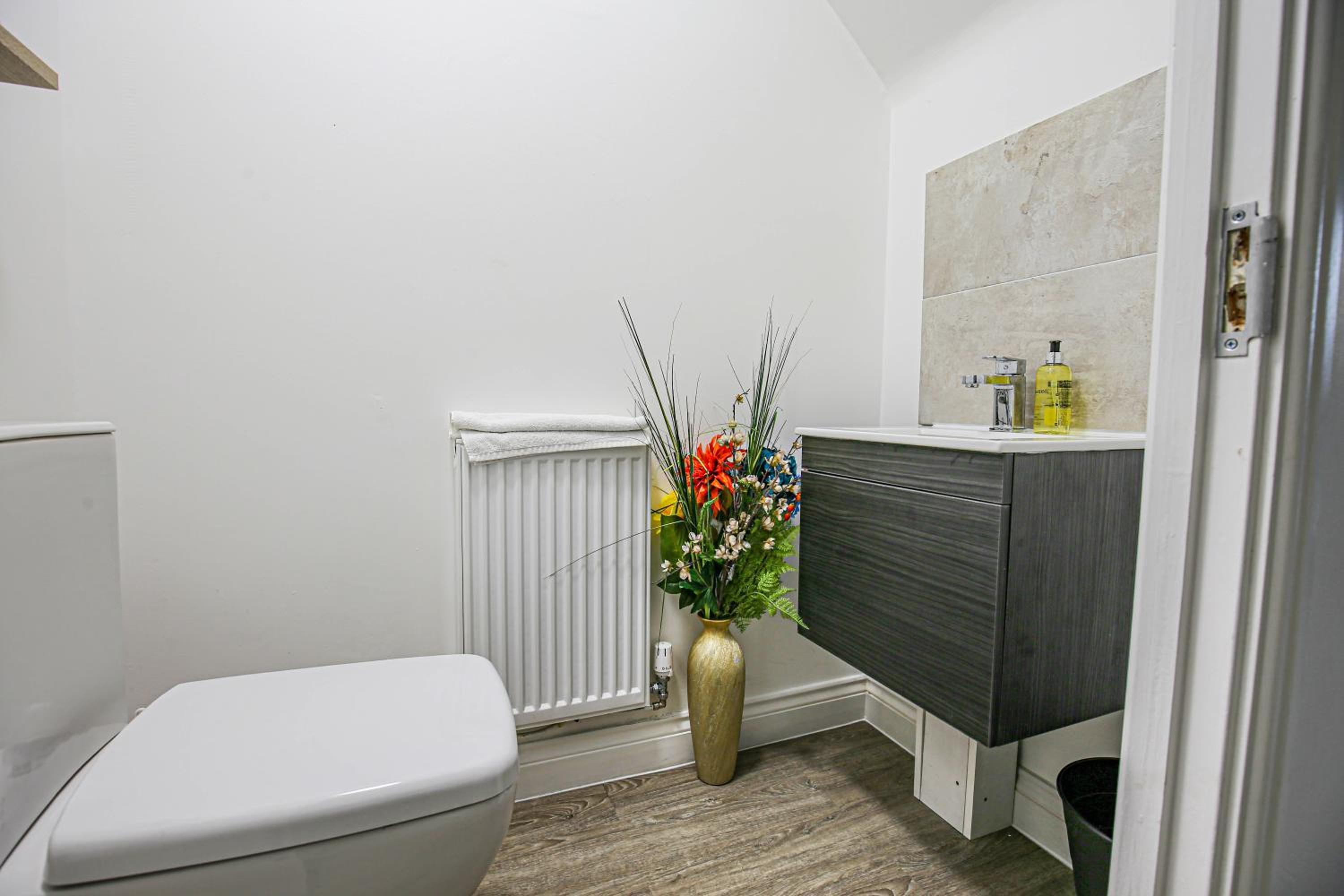 Luxury House - Sleeps 12 - Smart TVs, Fast Wifi, Garden and Free Parking by Yoko Property view 5